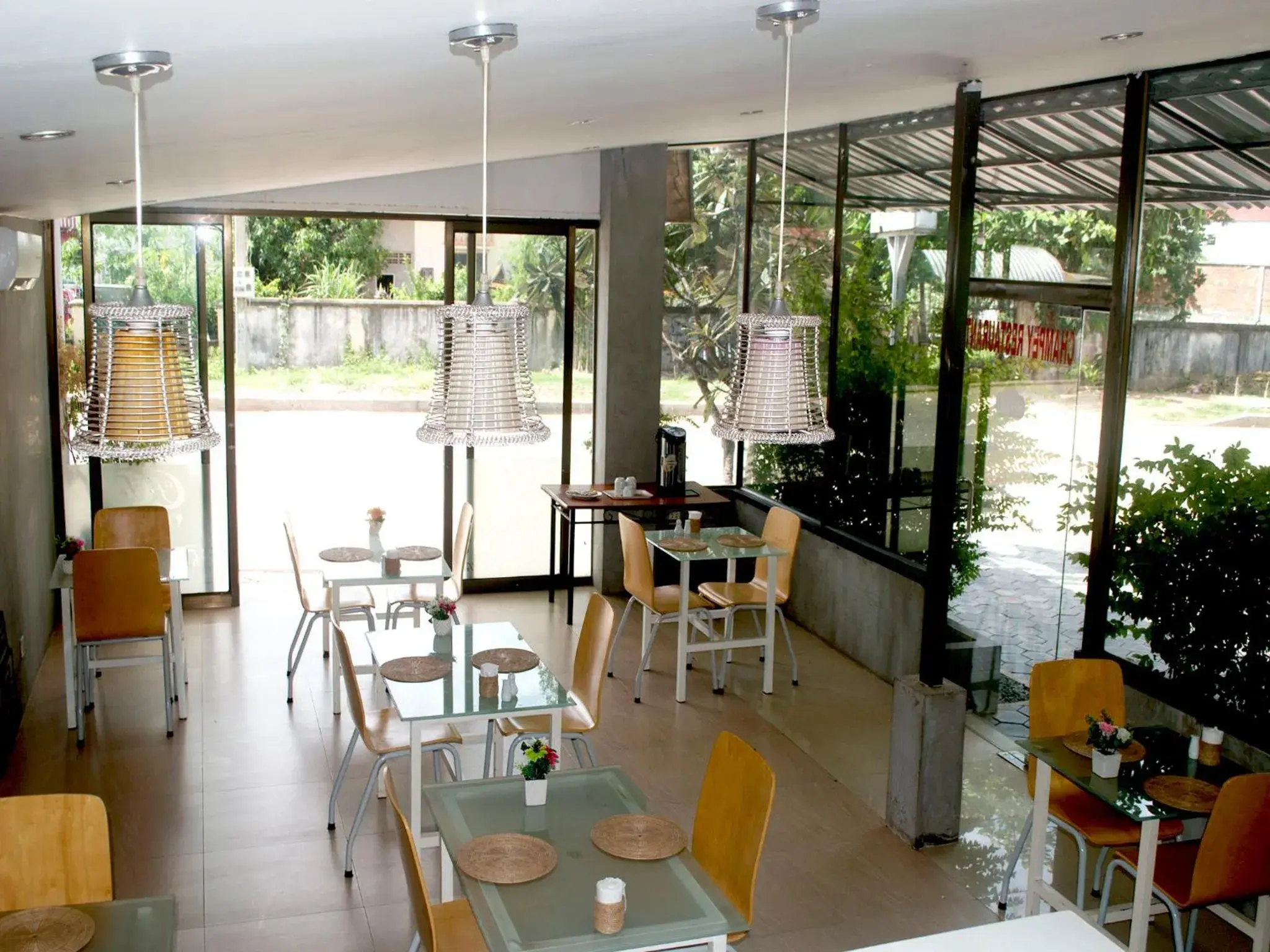 Restaurant/Places to Eat in Champey Villa