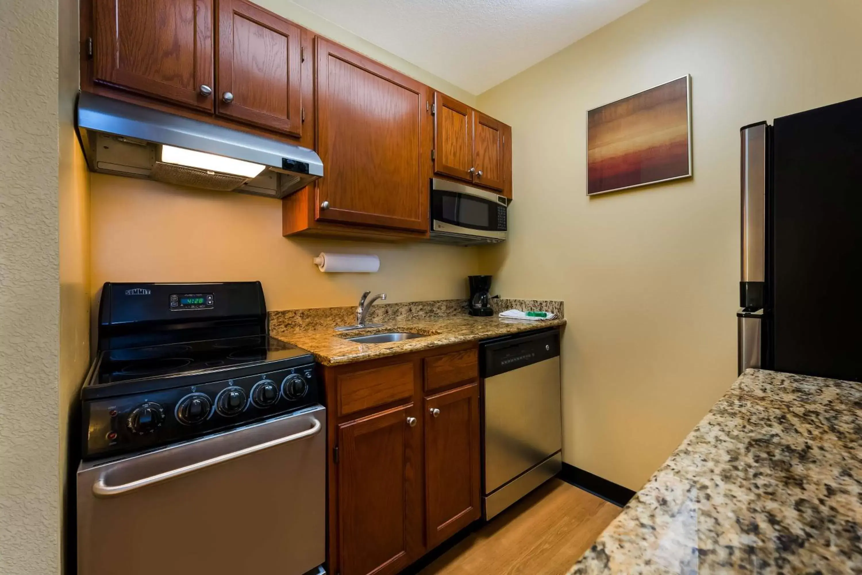 Kitchen or kitchenette, Kitchen/Kitchenette in Sonesta Simply Suites Detroit Novi