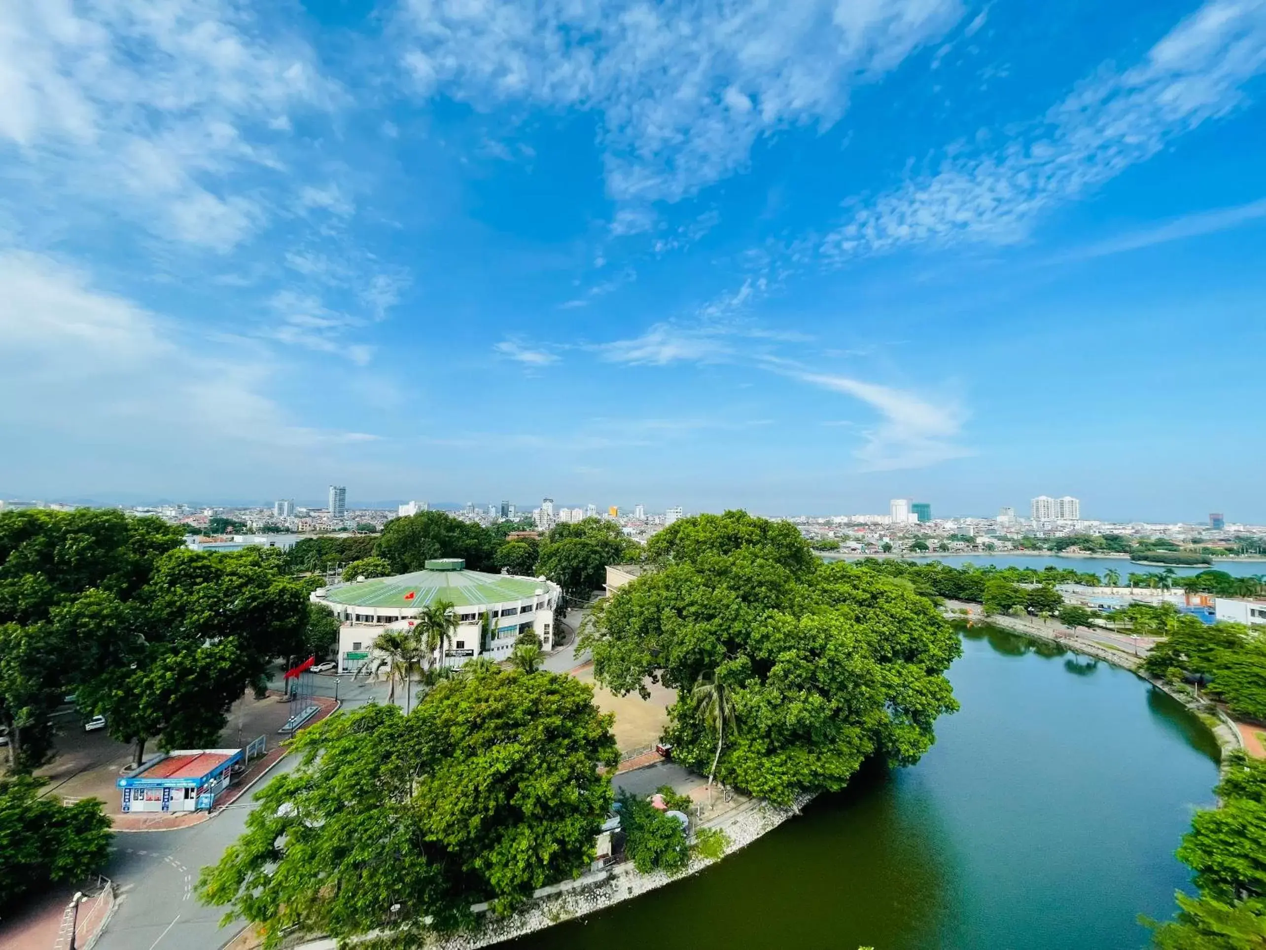 Neighbourhood, Bird's-eye View in The Tray Hotel