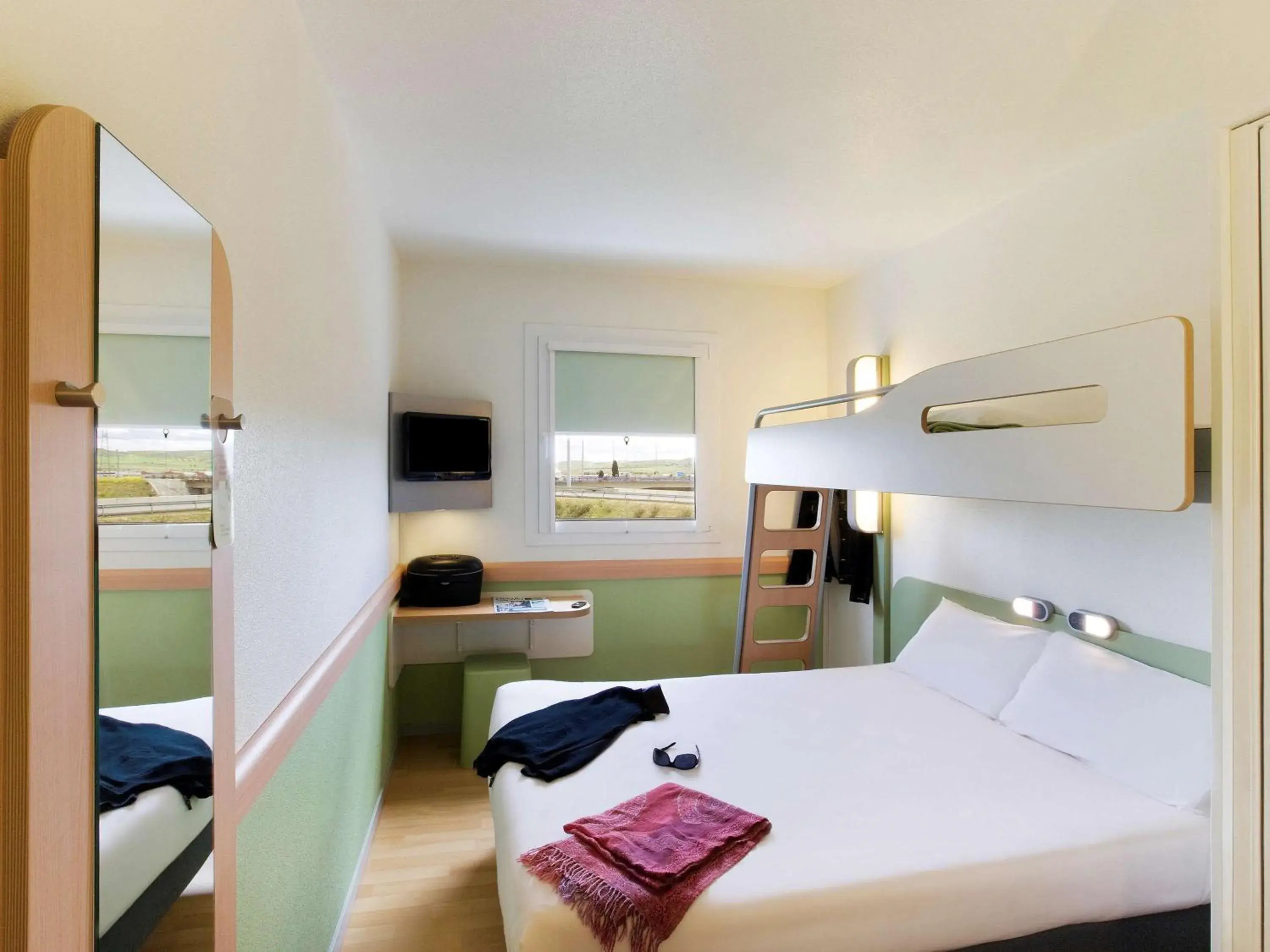 Photo of the whole room, Bunk Bed in Ibis Budget Madrid Getafe