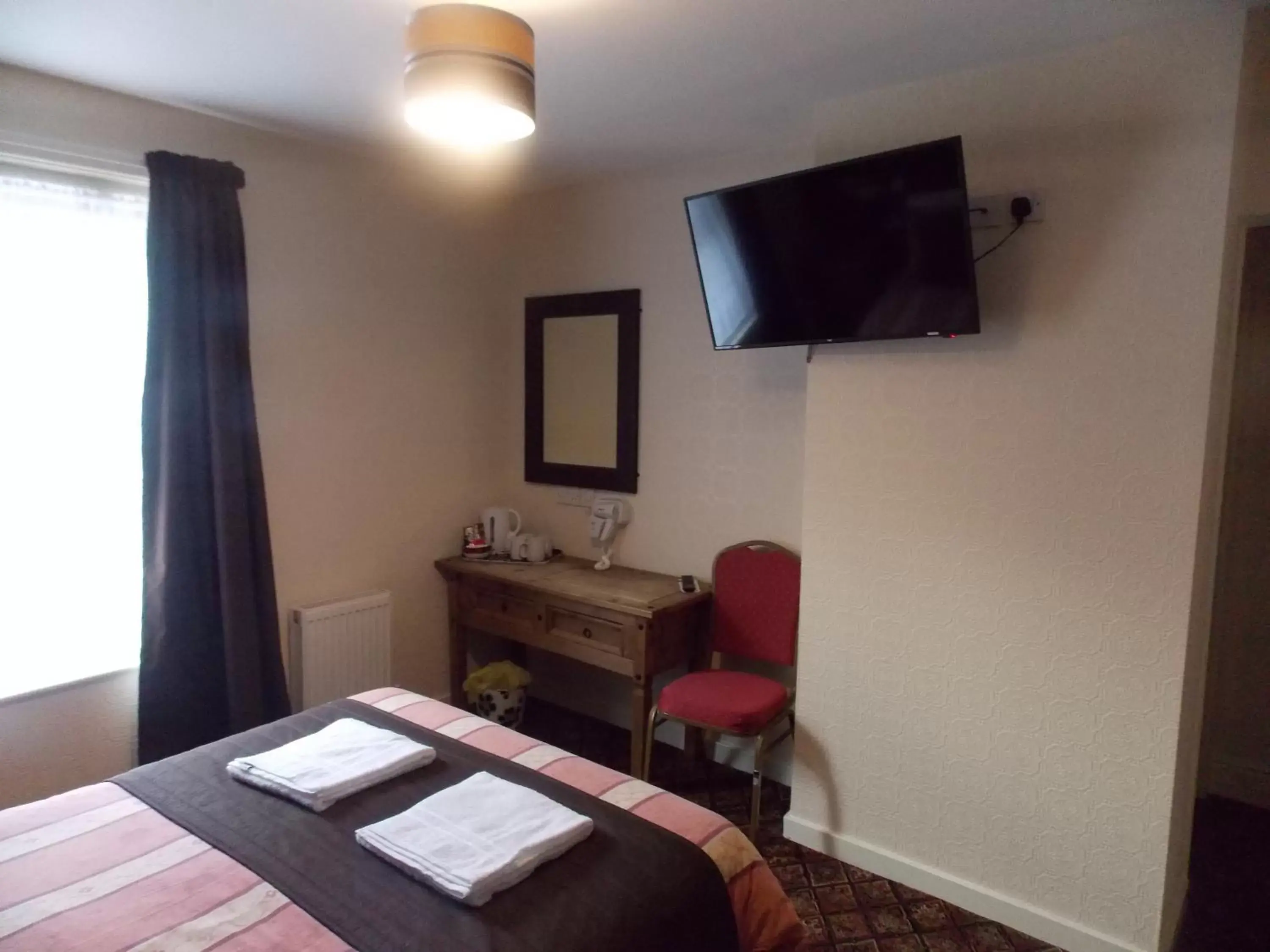 Bedroom, TV/Entertainment Center in The Trafford Hotel