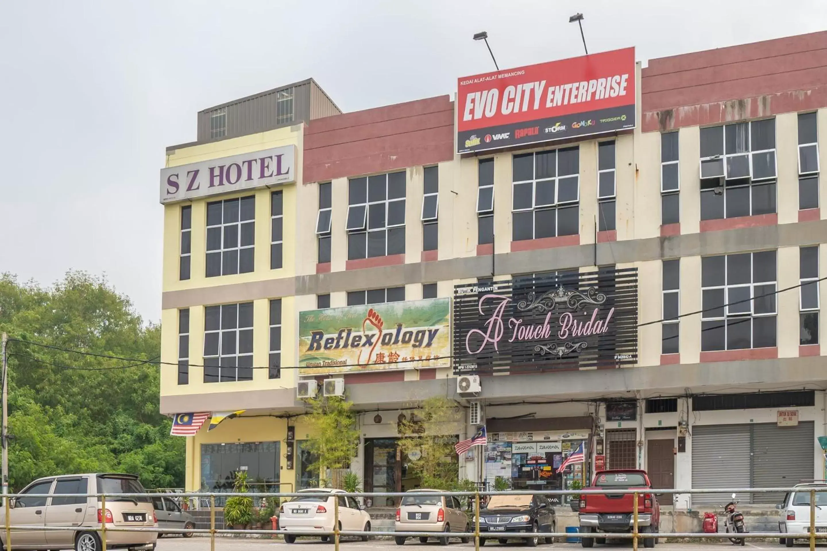 Facade/entrance, Property Building in OYO 89328 Sz Hotel