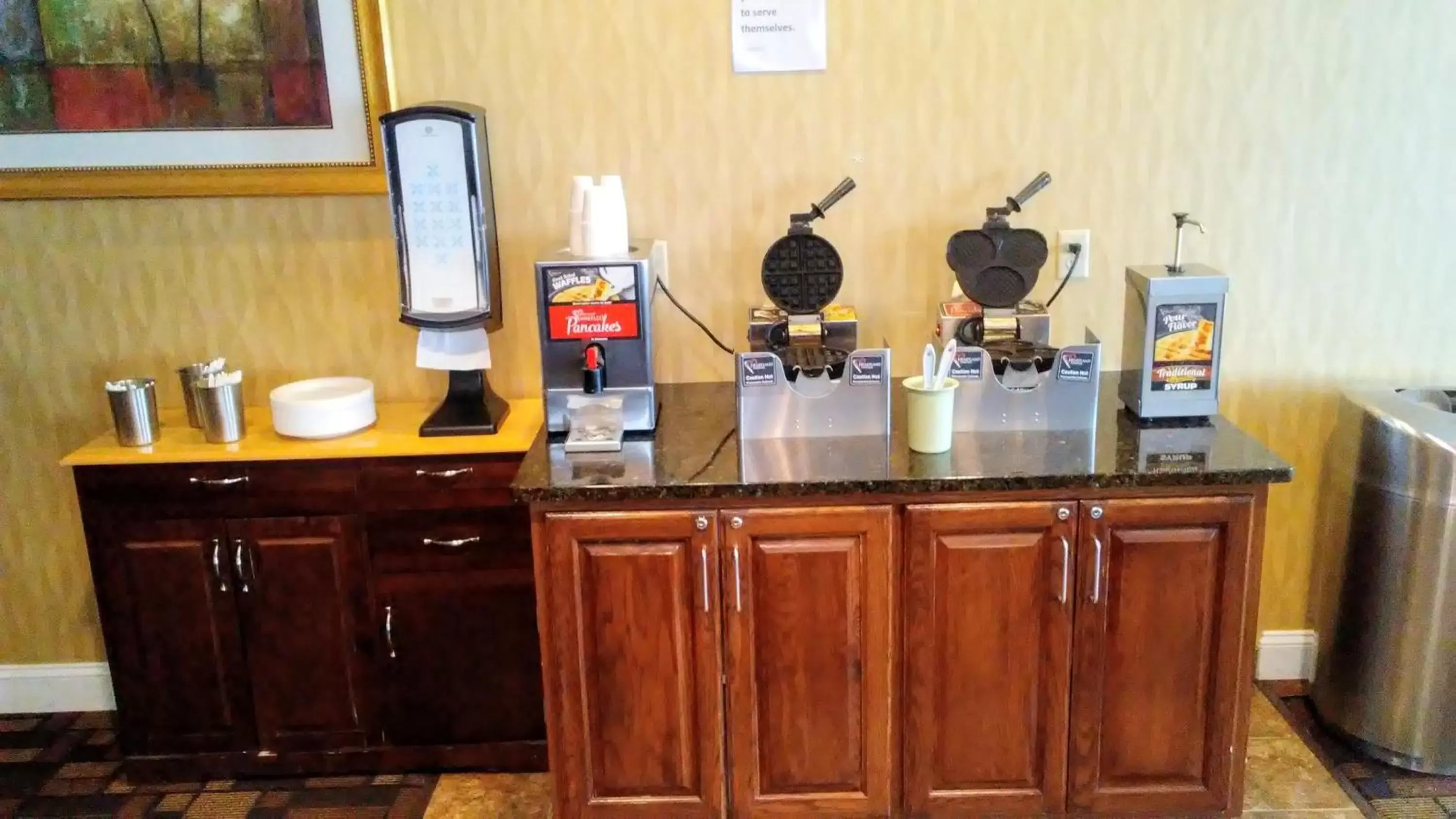 Buffet breakfast, Kitchen/Kitchenette in Astoria Hotel & Suites - Glendive
