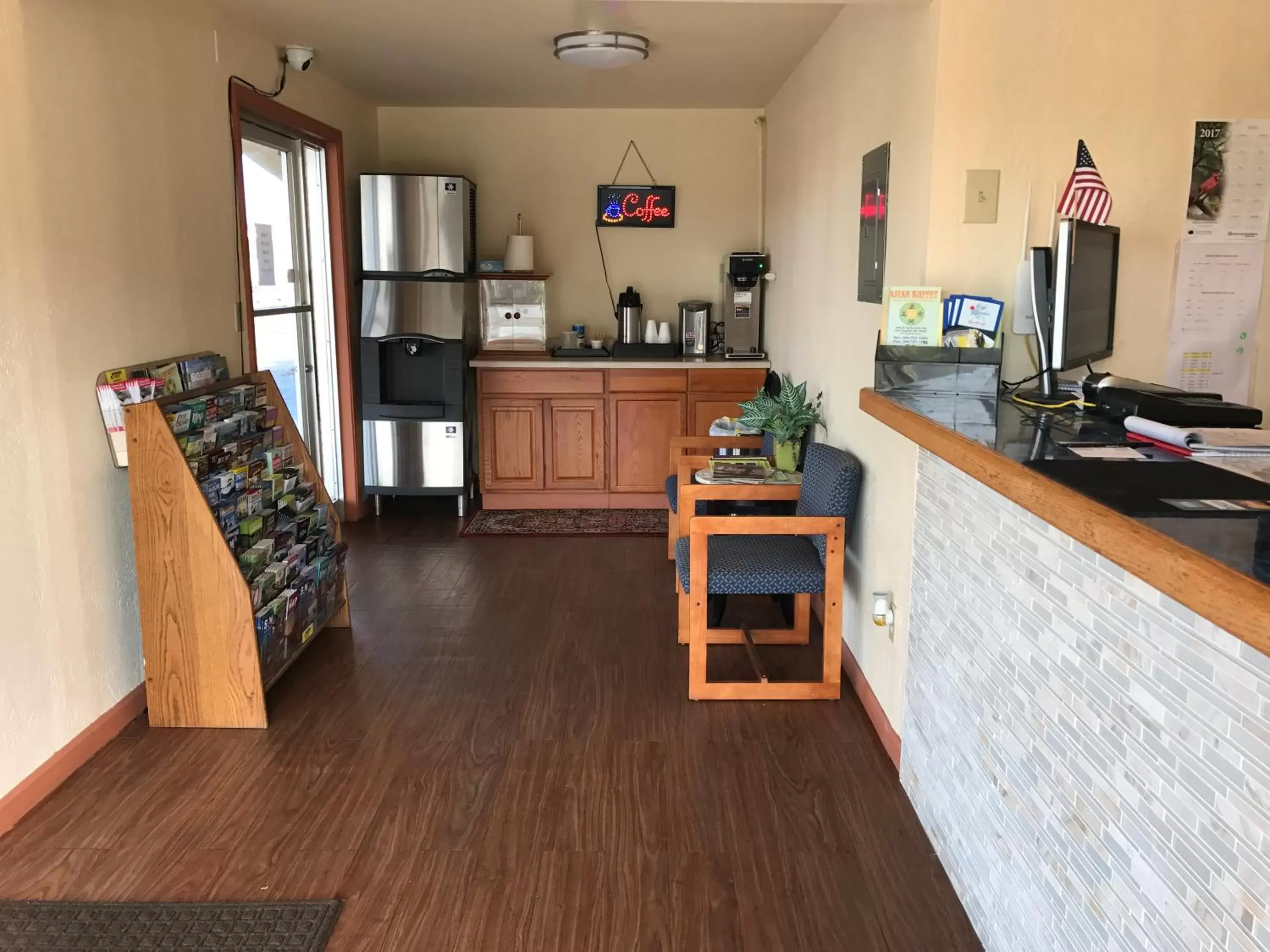 Kitchen/Kitchenette in Aircrest Motel