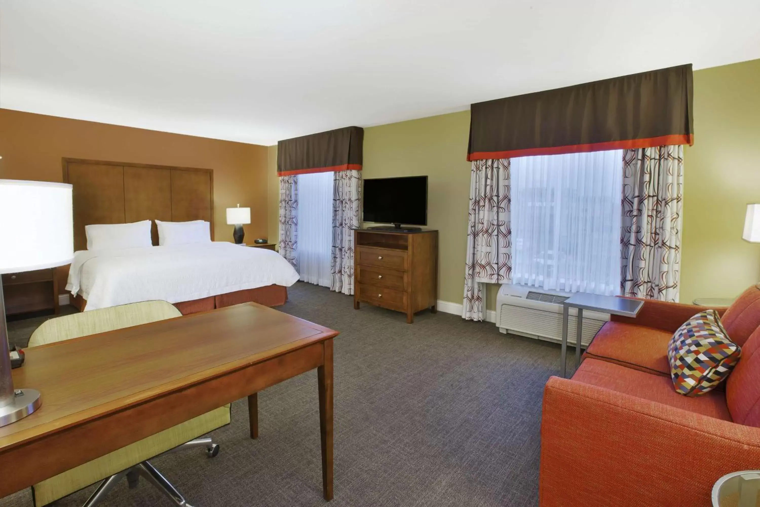 Bed, TV/Entertainment Center in Hampton Inn & Suites Wichita-Northeast