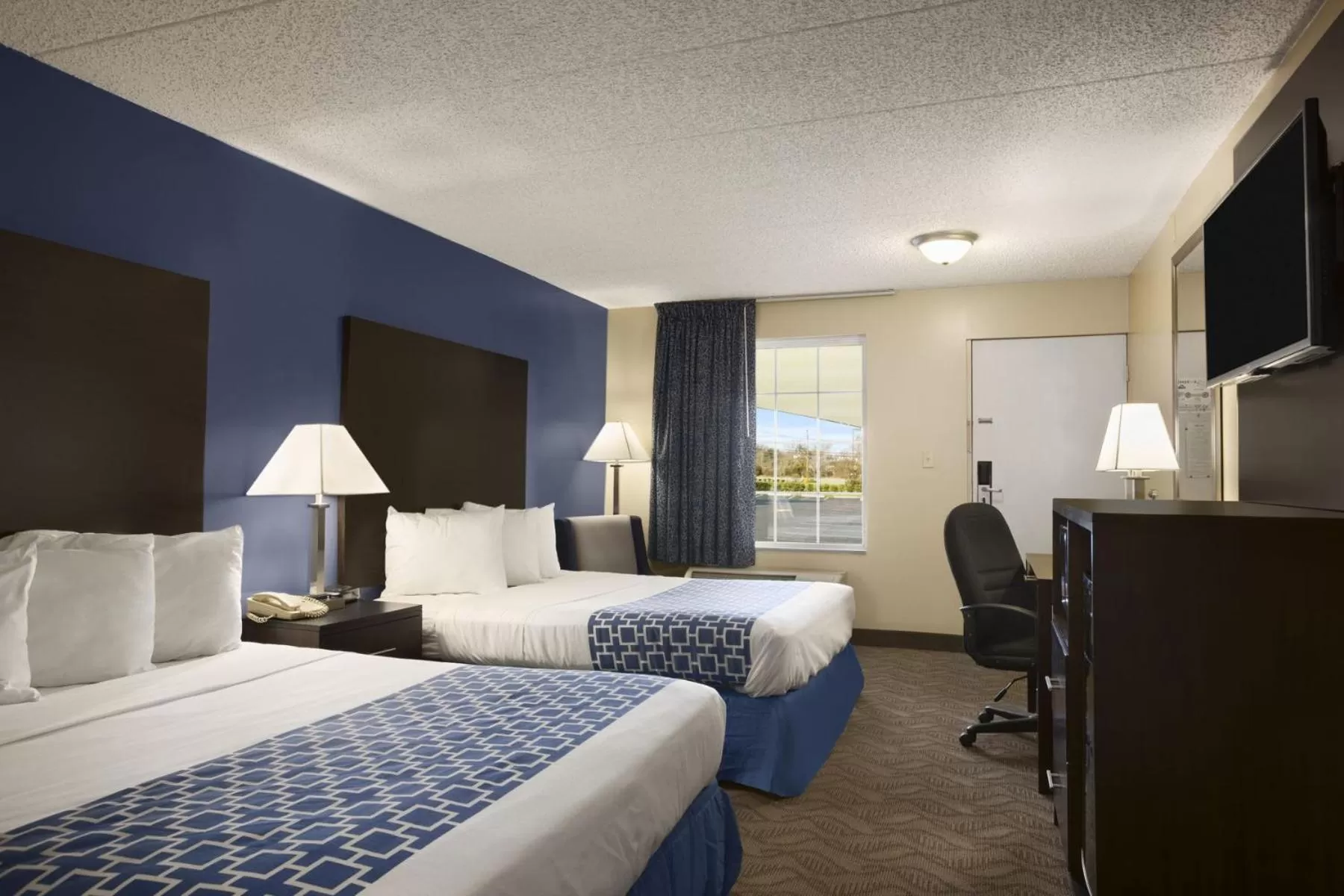 Bedroom, Bed in Days Inn & Suites by Wyndham Cherry Hill - Philadelphia