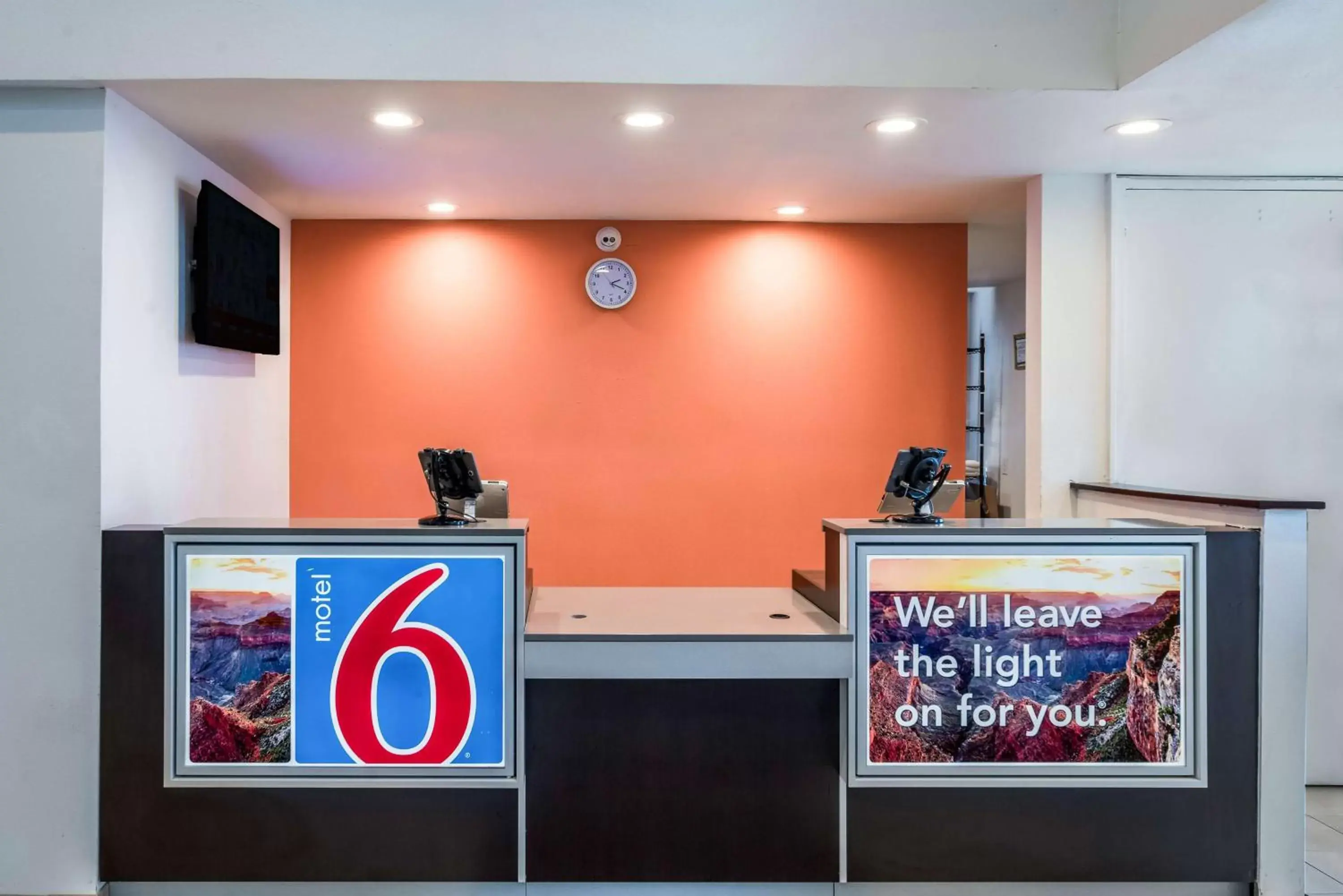Lobby or reception in Motel 6-Irving, TX - Irving DFW Airport East Lobby or reception in Motel 6-Irving, TX - Irving DFW Airport East