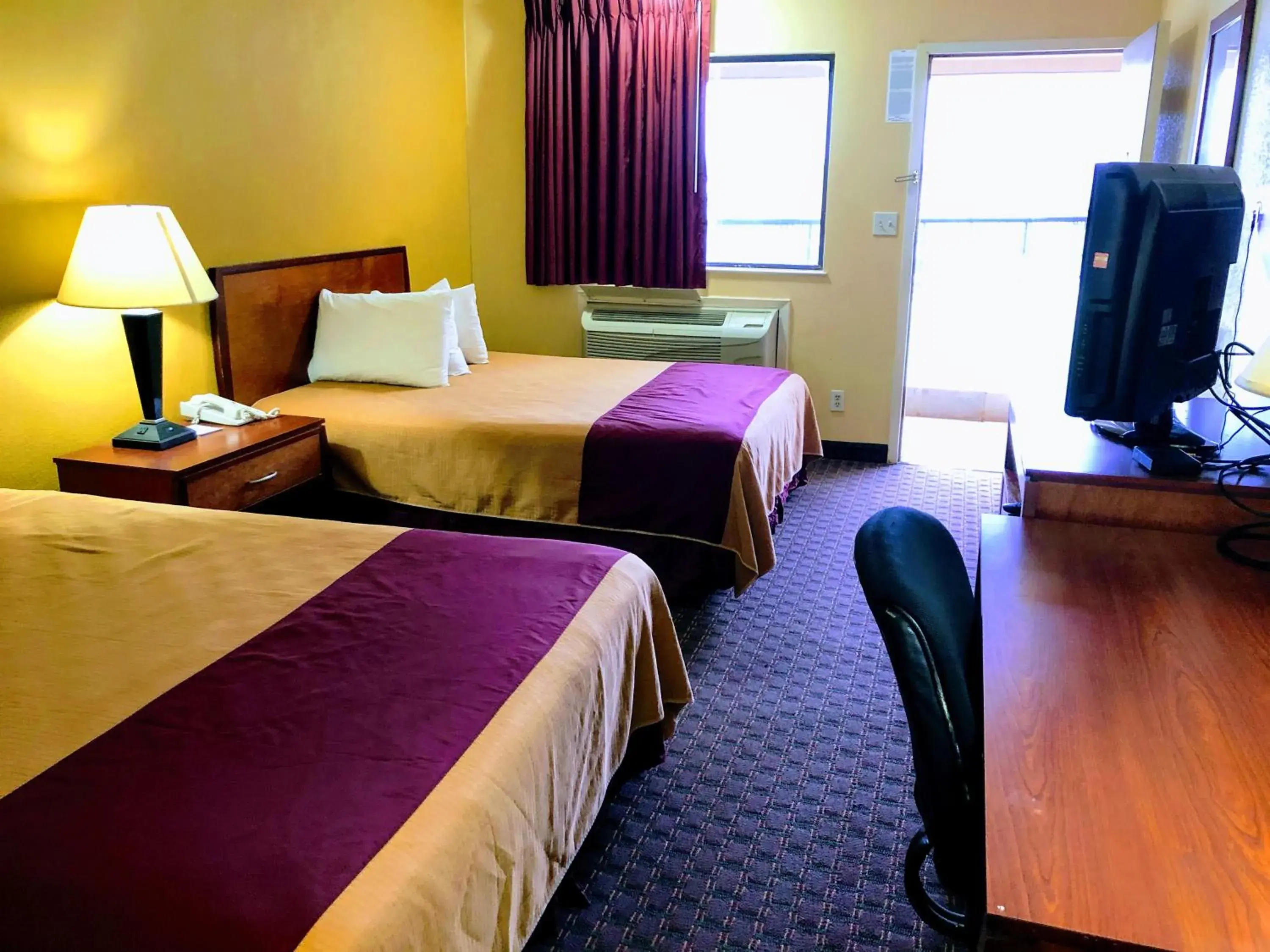Bed in Americas Best Value Inn Yukon