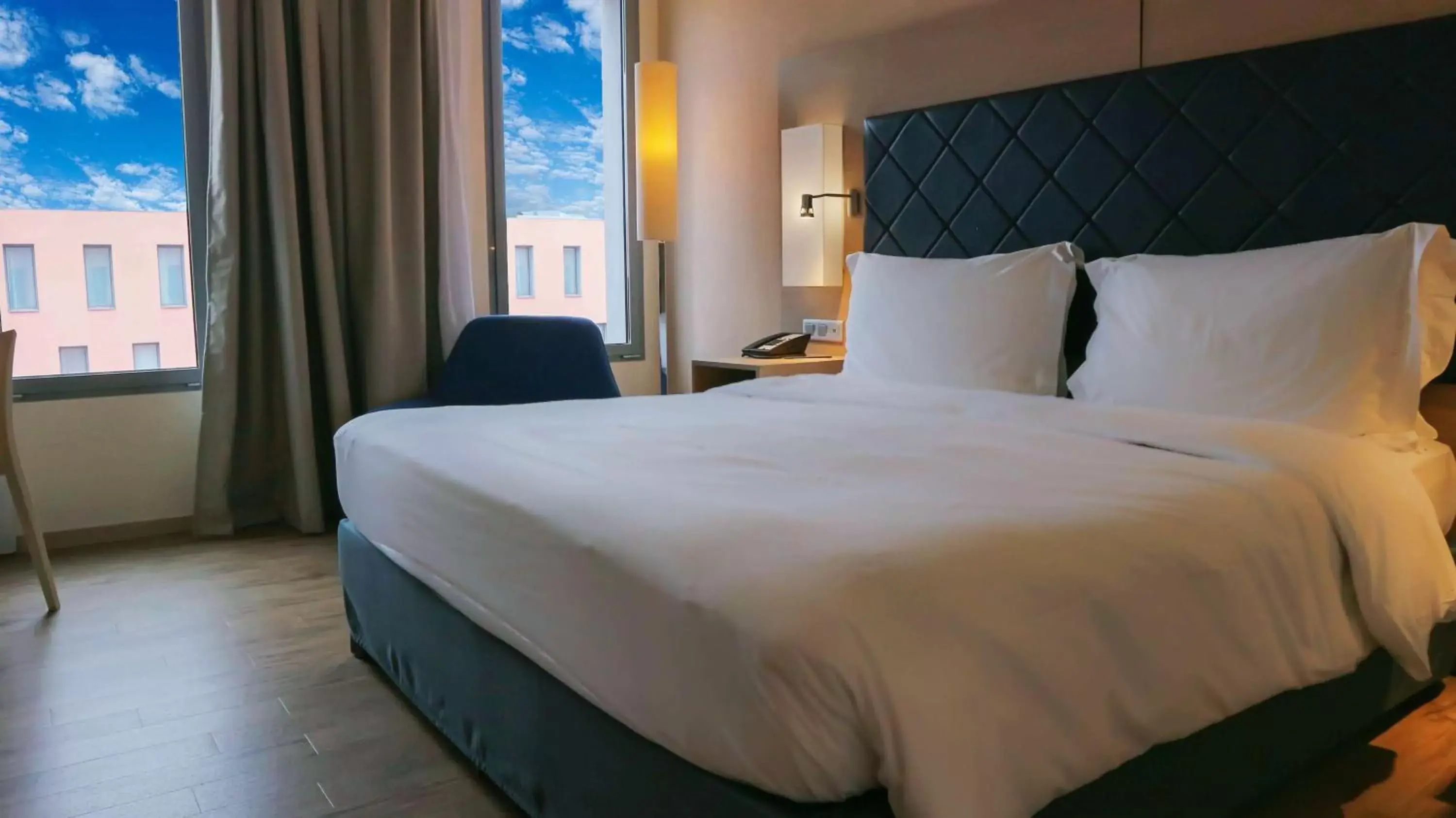 Photo of the whole room, Bed in Radisson Blu Hotel Toulouse Airport