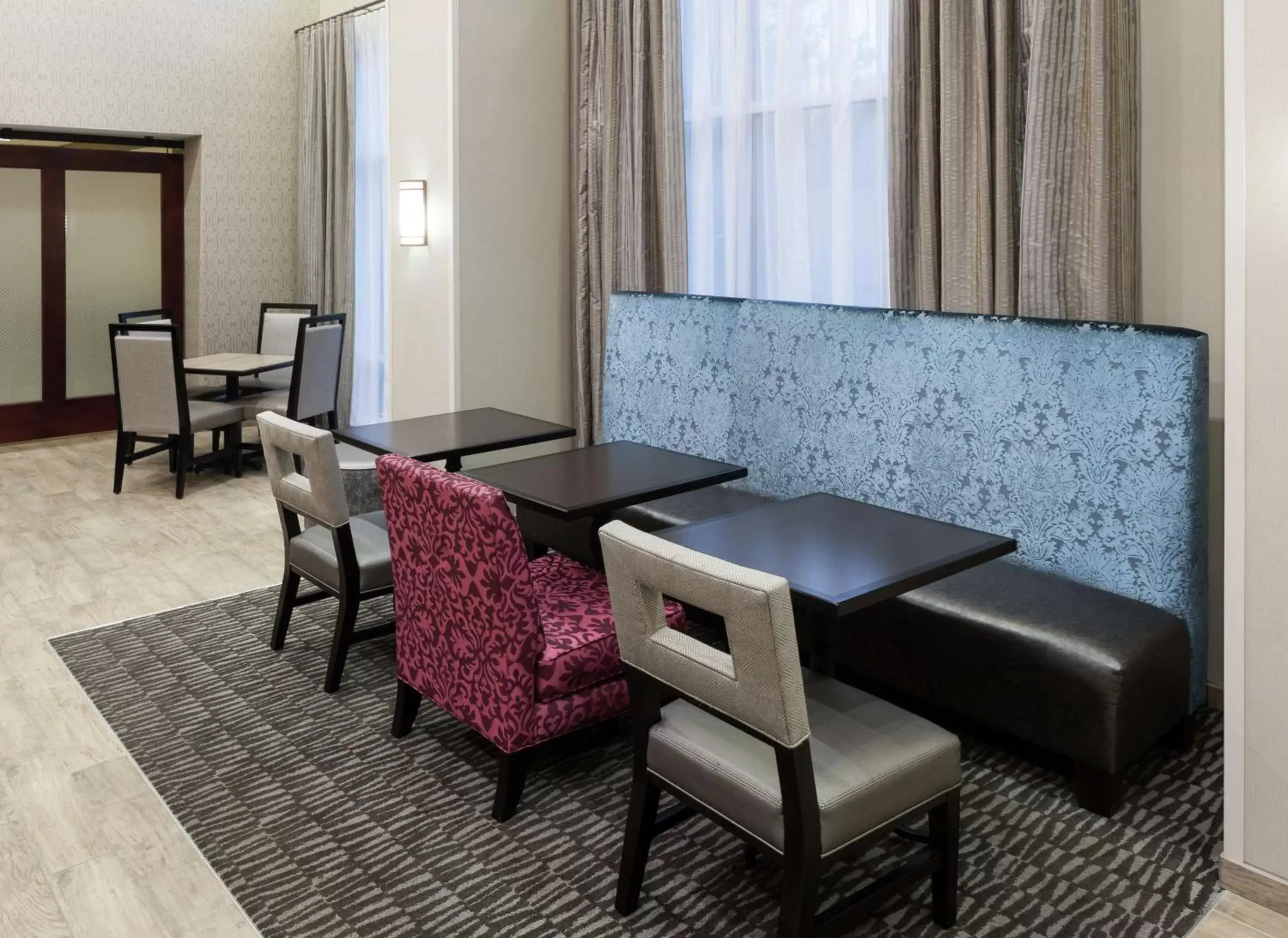 Dining area, Seating Area in Hampton Inn & Suites Westford-Chelmsford