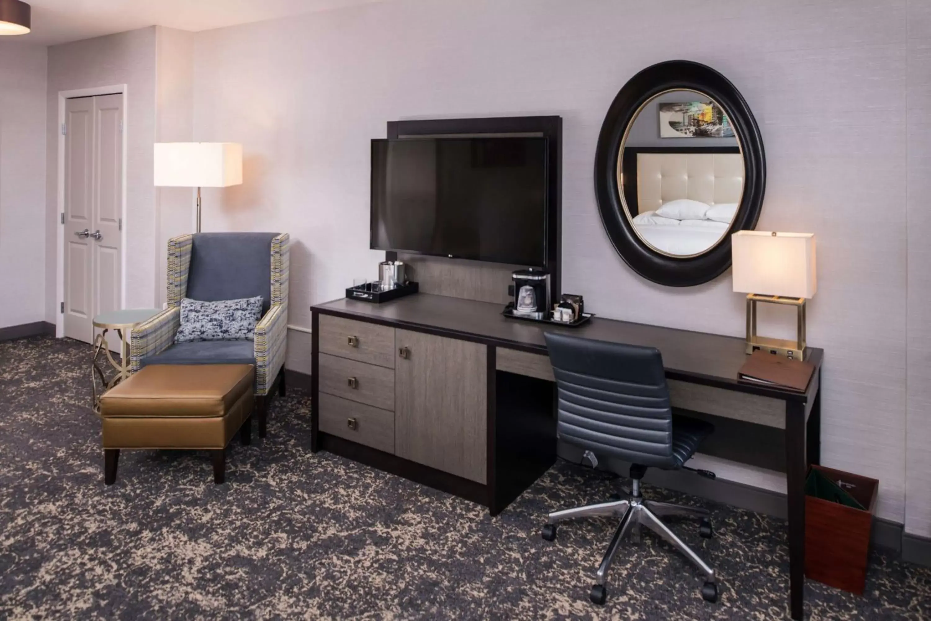 Bedroom, TV/Entertainment Center in DoubleTree by Hilton Utica