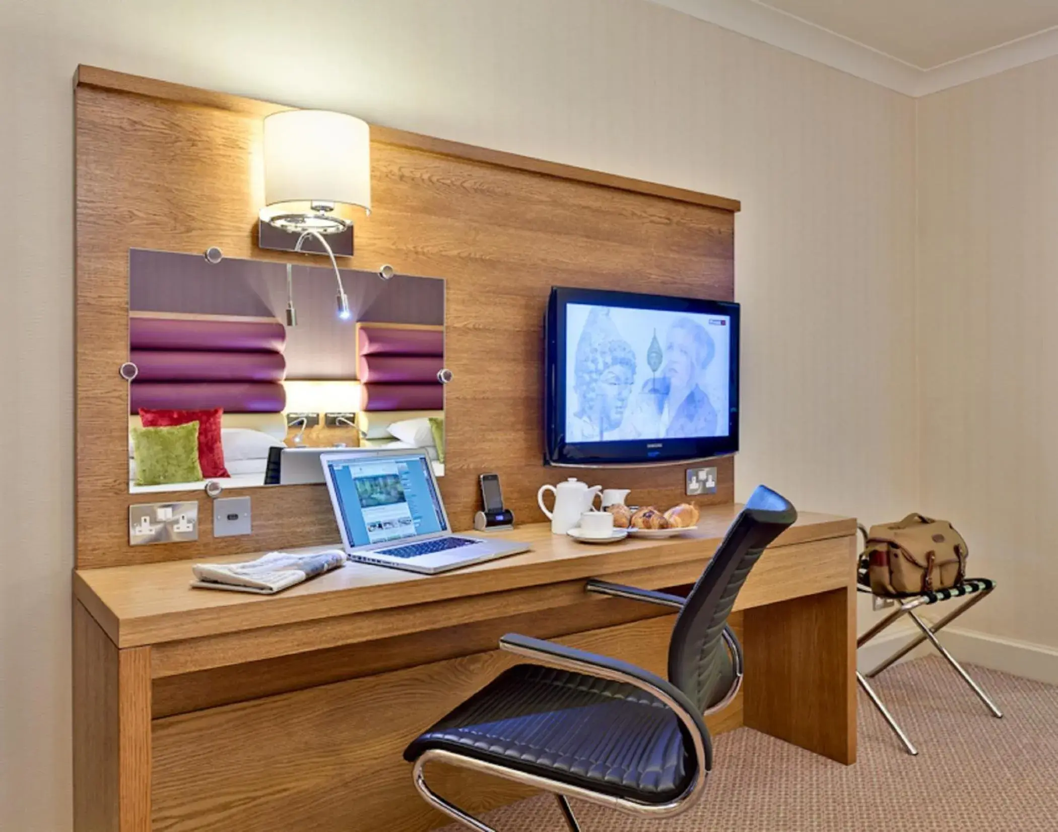 Seating area, TV/Entertainment Center in Lea Marston Hotel