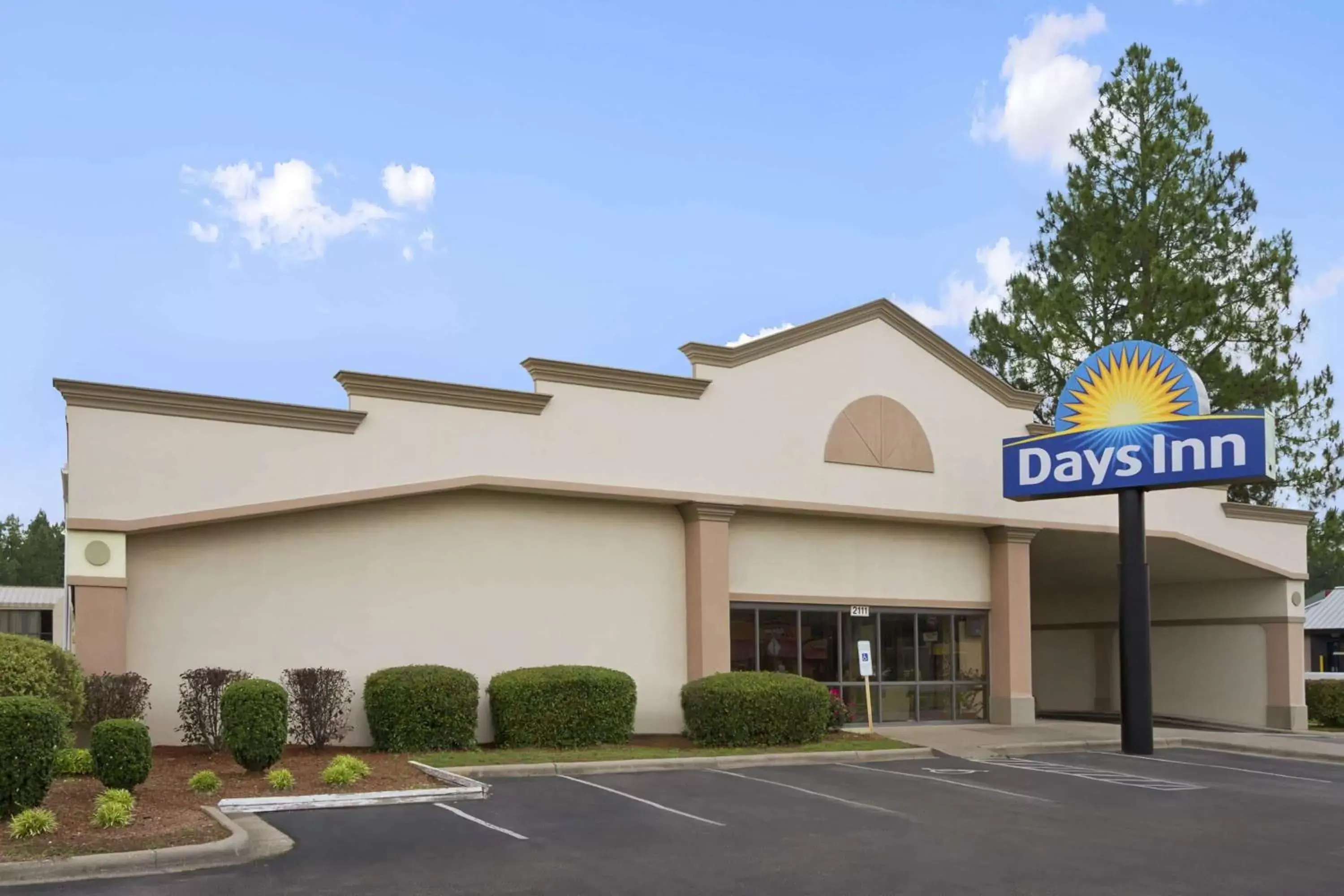Property building in Days Inn by Wyndham Fayetteville-South/I-95 Exit 49