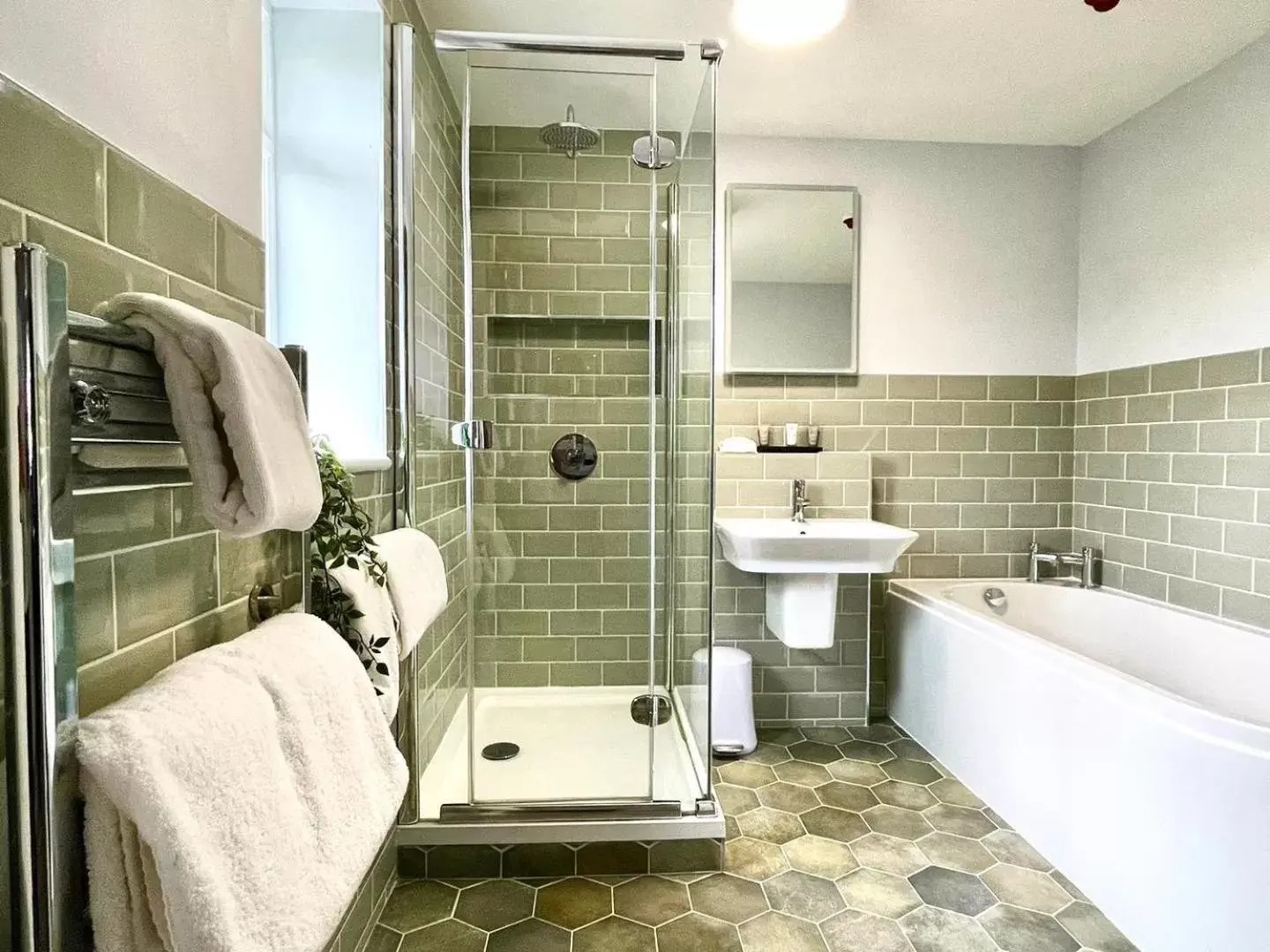 Shower, Bathroom in Crouchers Hotel