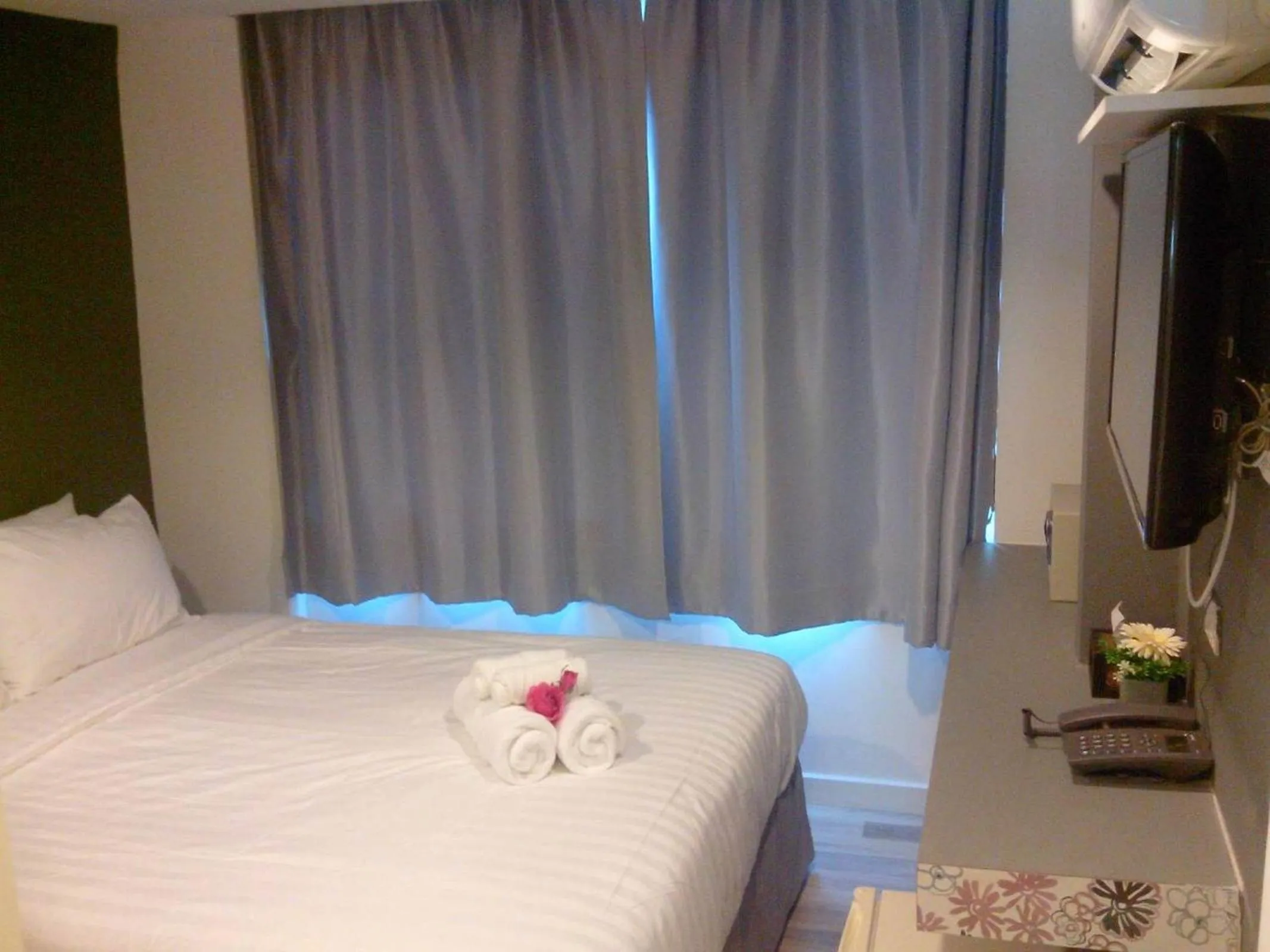 Photo of the whole room, Bed in Nantra Ploenchit hotel