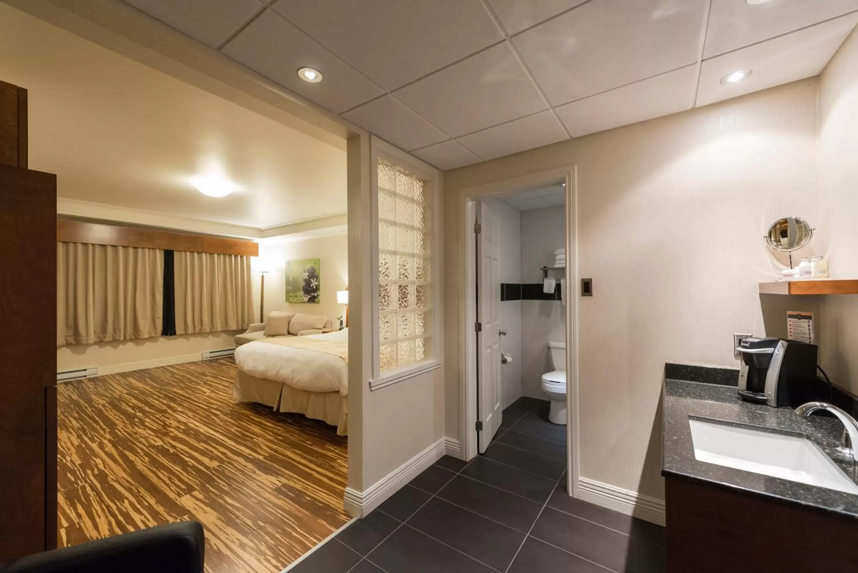 Photo of the whole room, Bed in Hotel & Suites Le Dauphin Drummondville