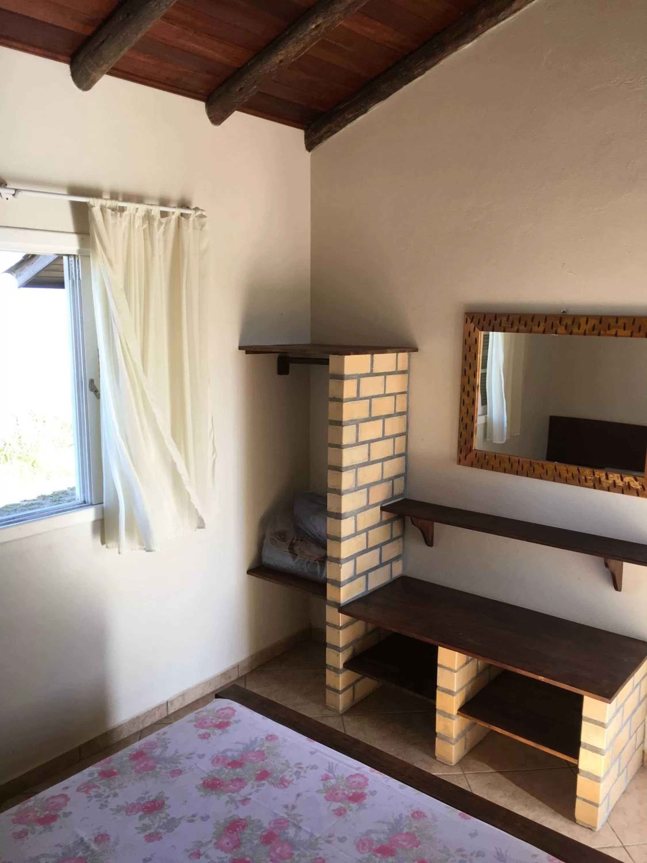 Bedroom, TV/Entertainment Center in Pousada dos Sambaquis