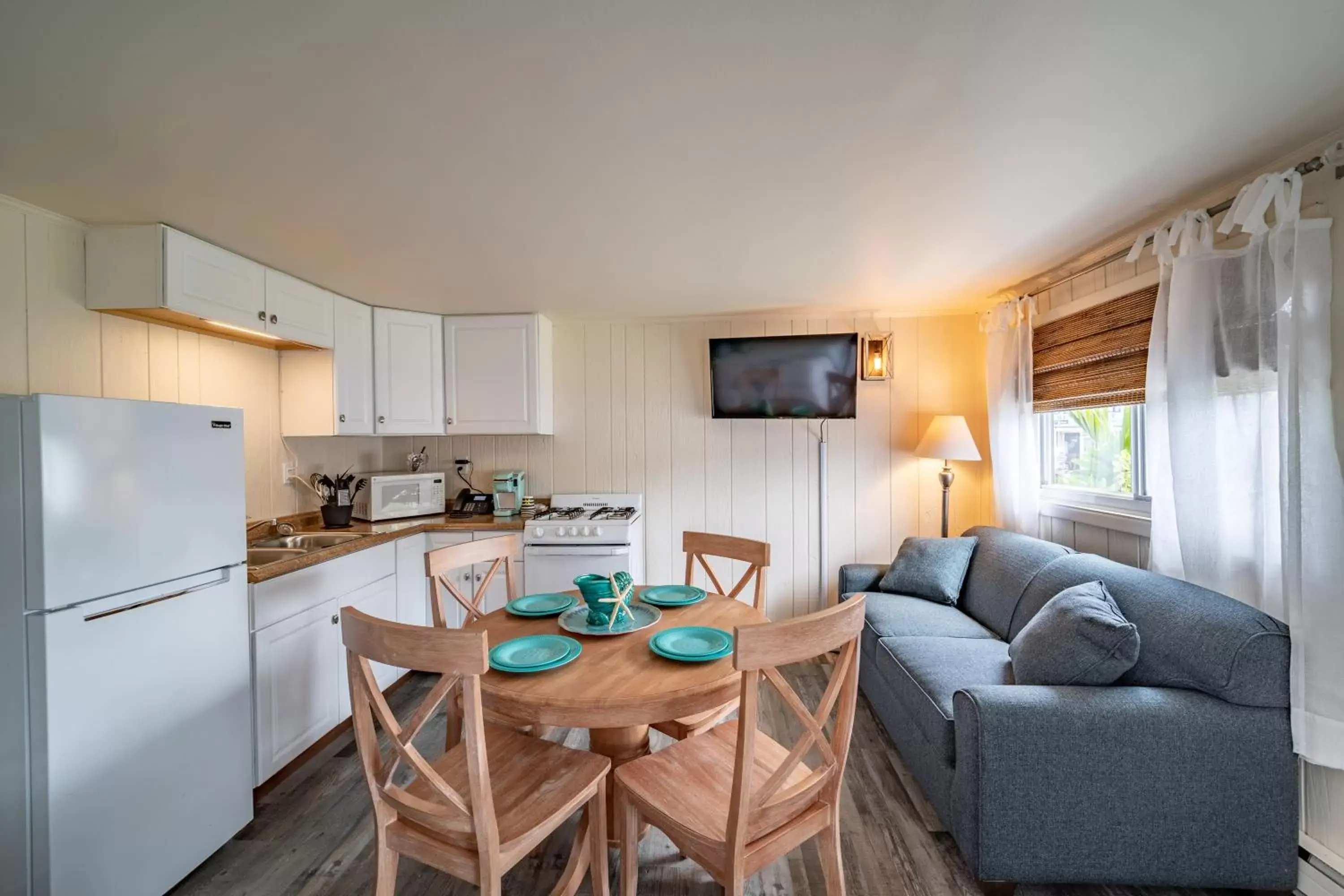 Kitchen or kitchenette, Dining Area in Ocean Glass Inn