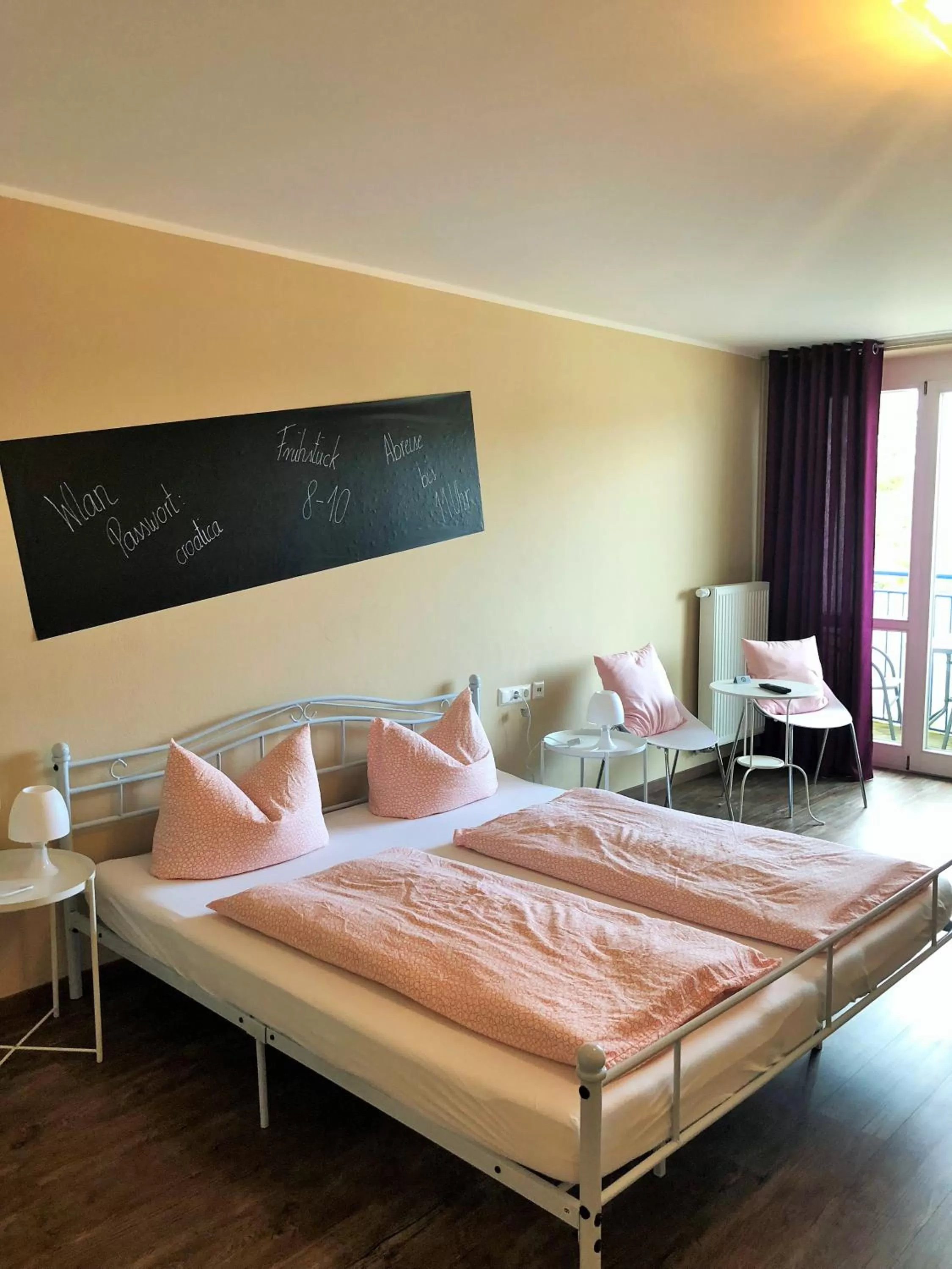 Photo of the whole room, Bed in Motel Füssen im Allgäu