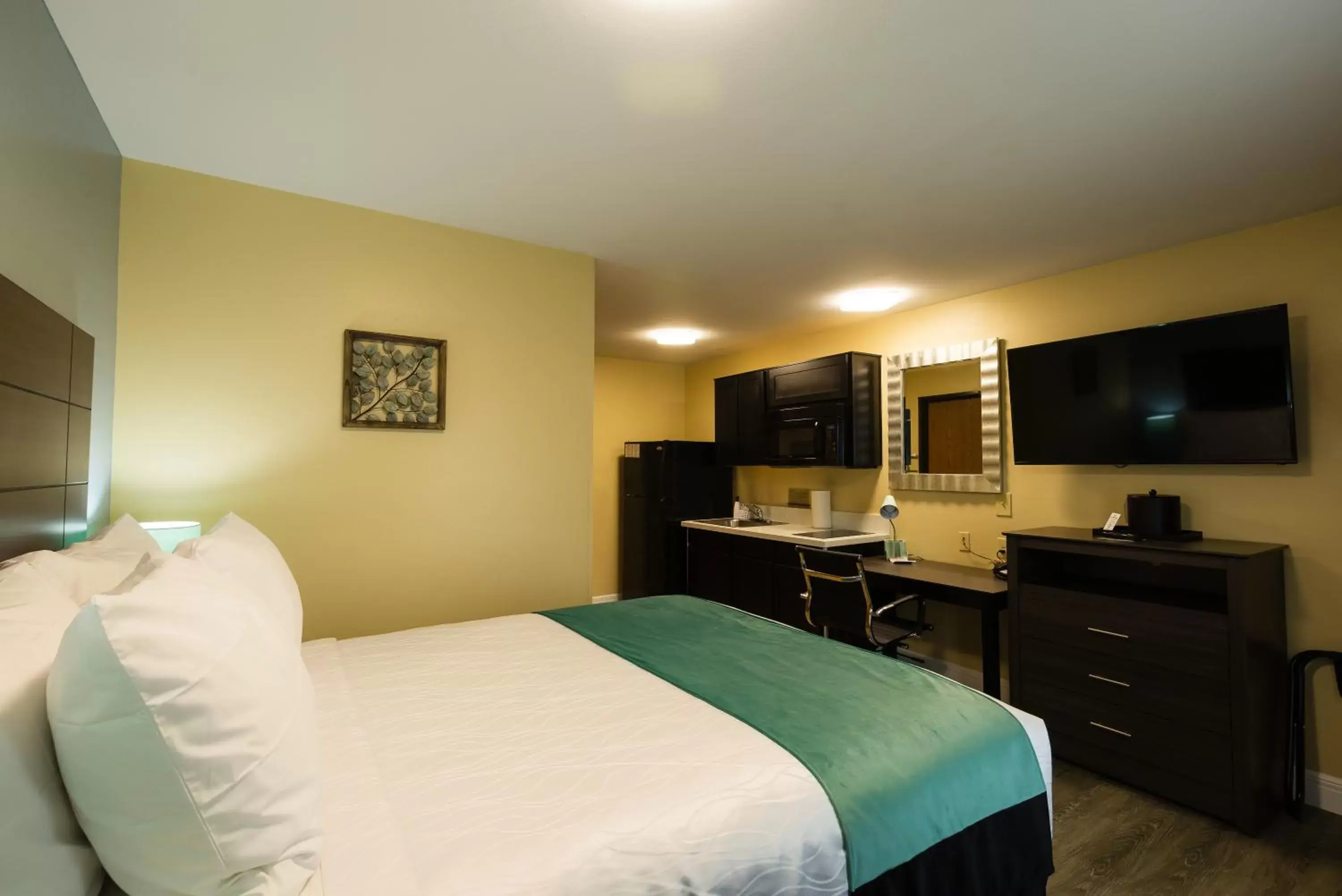 Bedroom, TV/Entertainment Center in Hawthorn Suites by Wyndham St. Robert/Ft. Leonard Wood