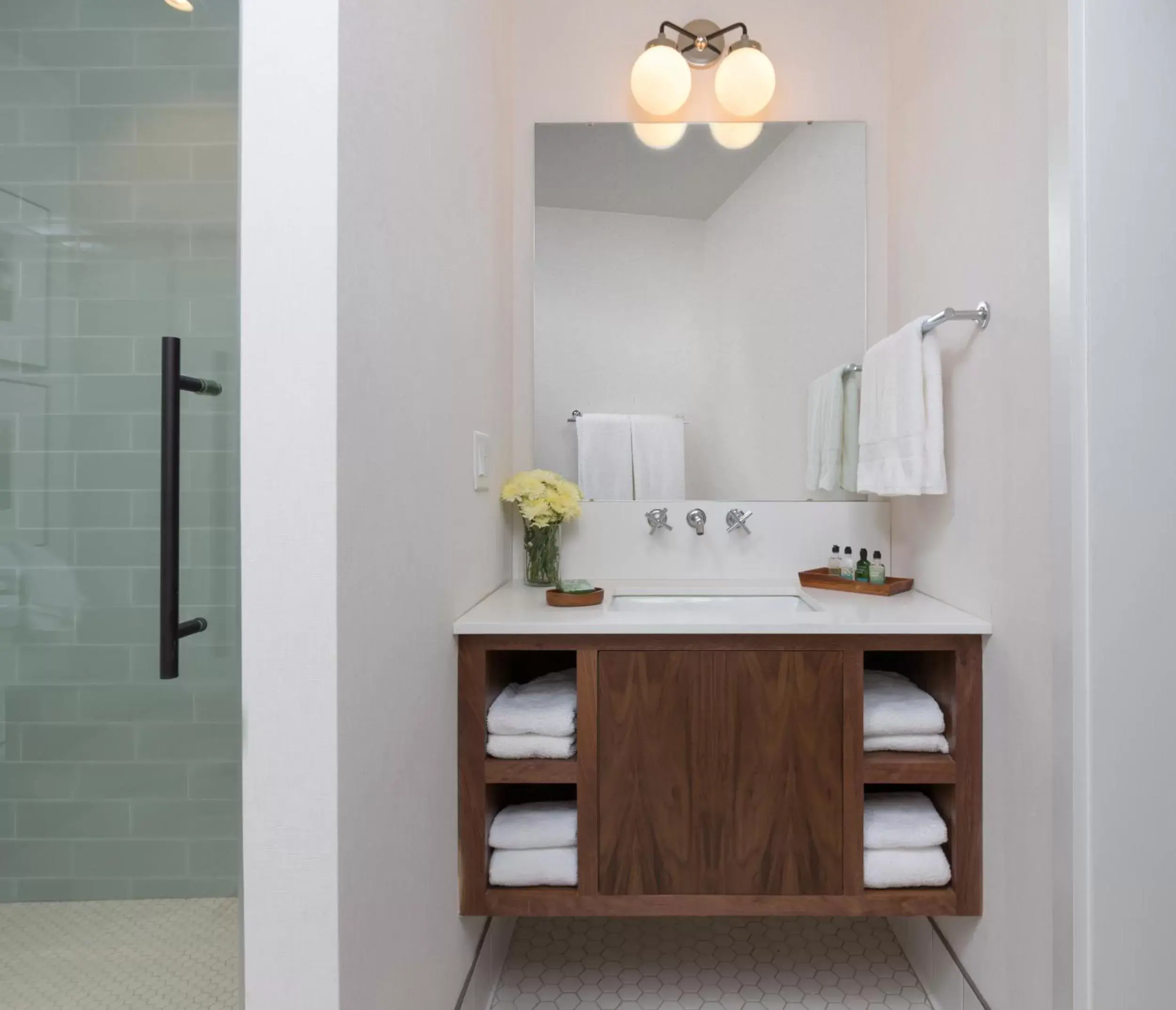 Double Room with Two Double Beds in The Ingleside Hotel Double Room with Two Double Beds in The Ingleside Hotel