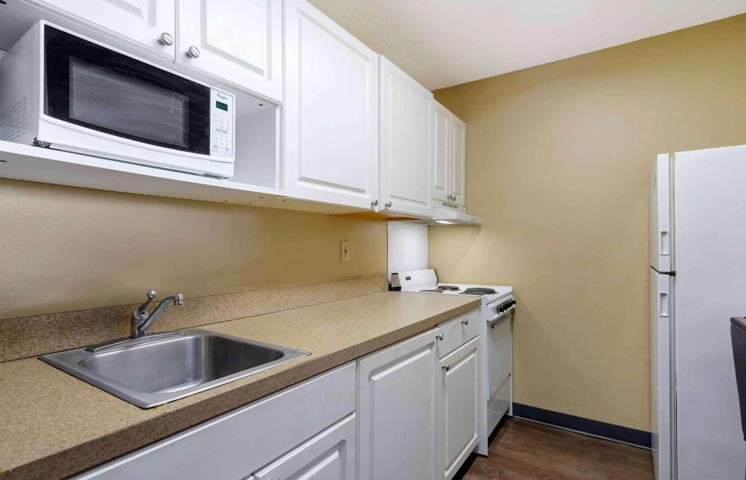 Bedroom, Kitchen/Kitchenette in Extended Stay America Suites - Tampa - Airport - Memorial Hwy