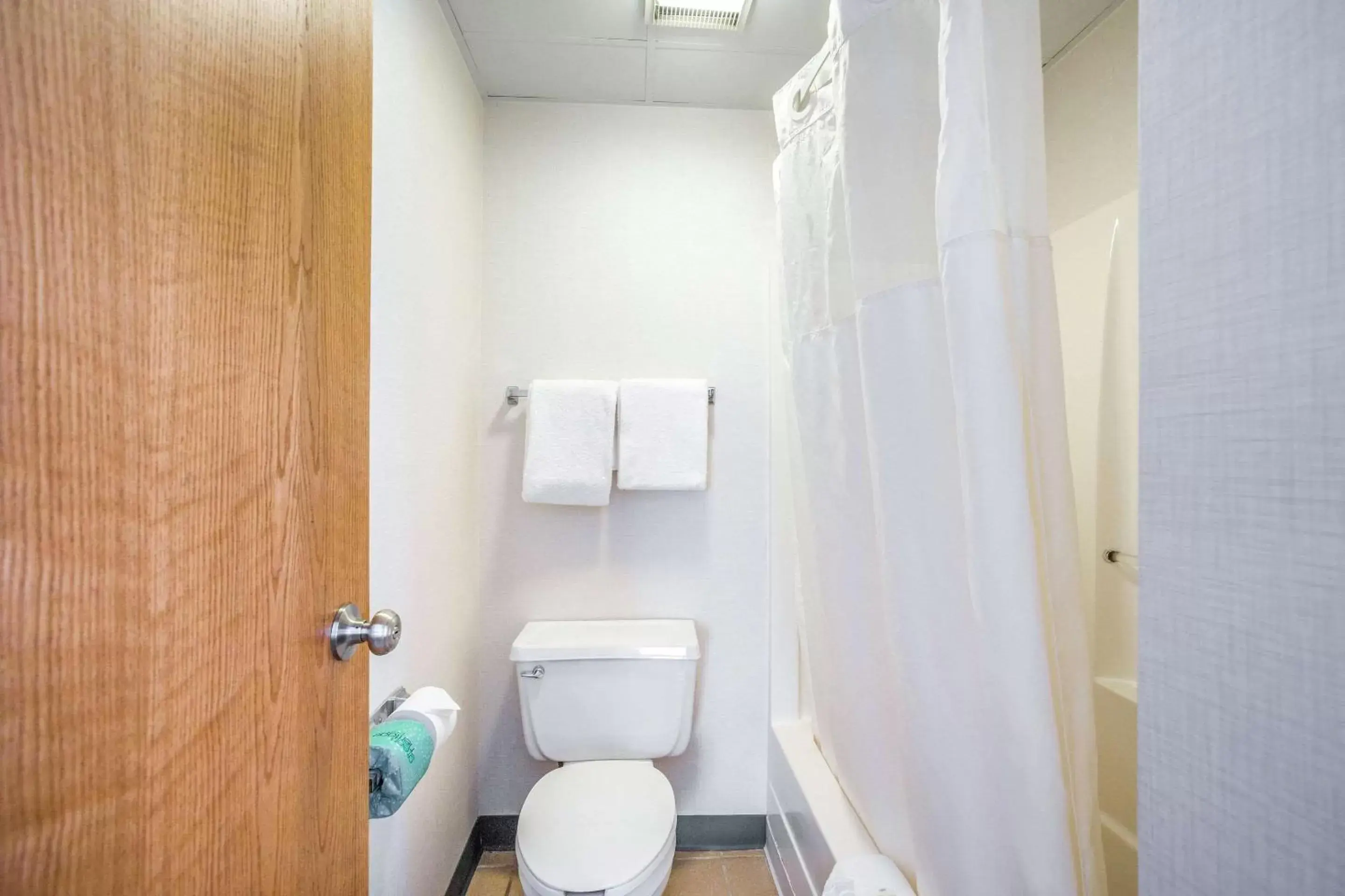 Photo of the whole room, Bathroom in Quality Suites Hotel - Lansing