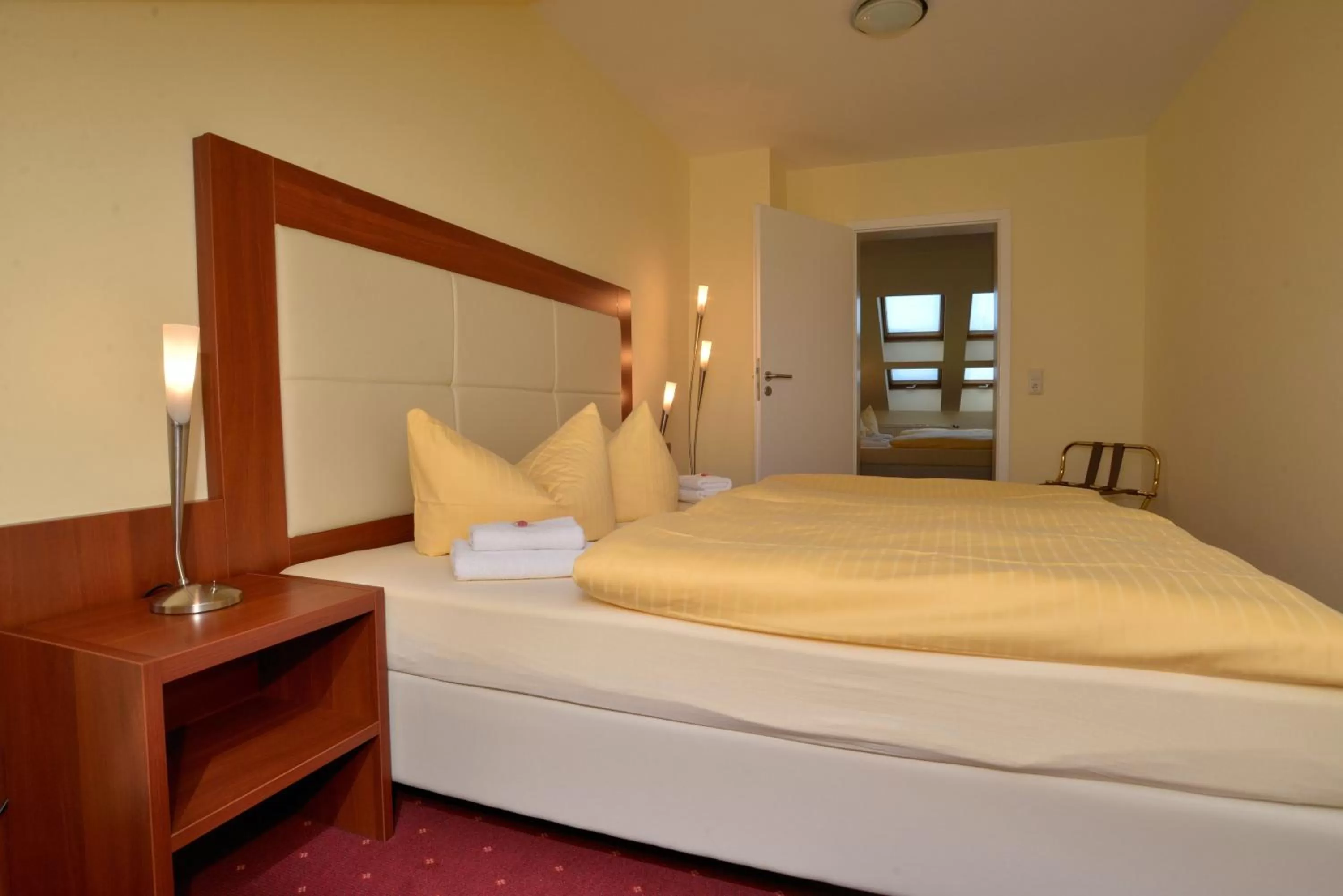 Bedroom, Bed in Hotel via City Leipzig Mitte