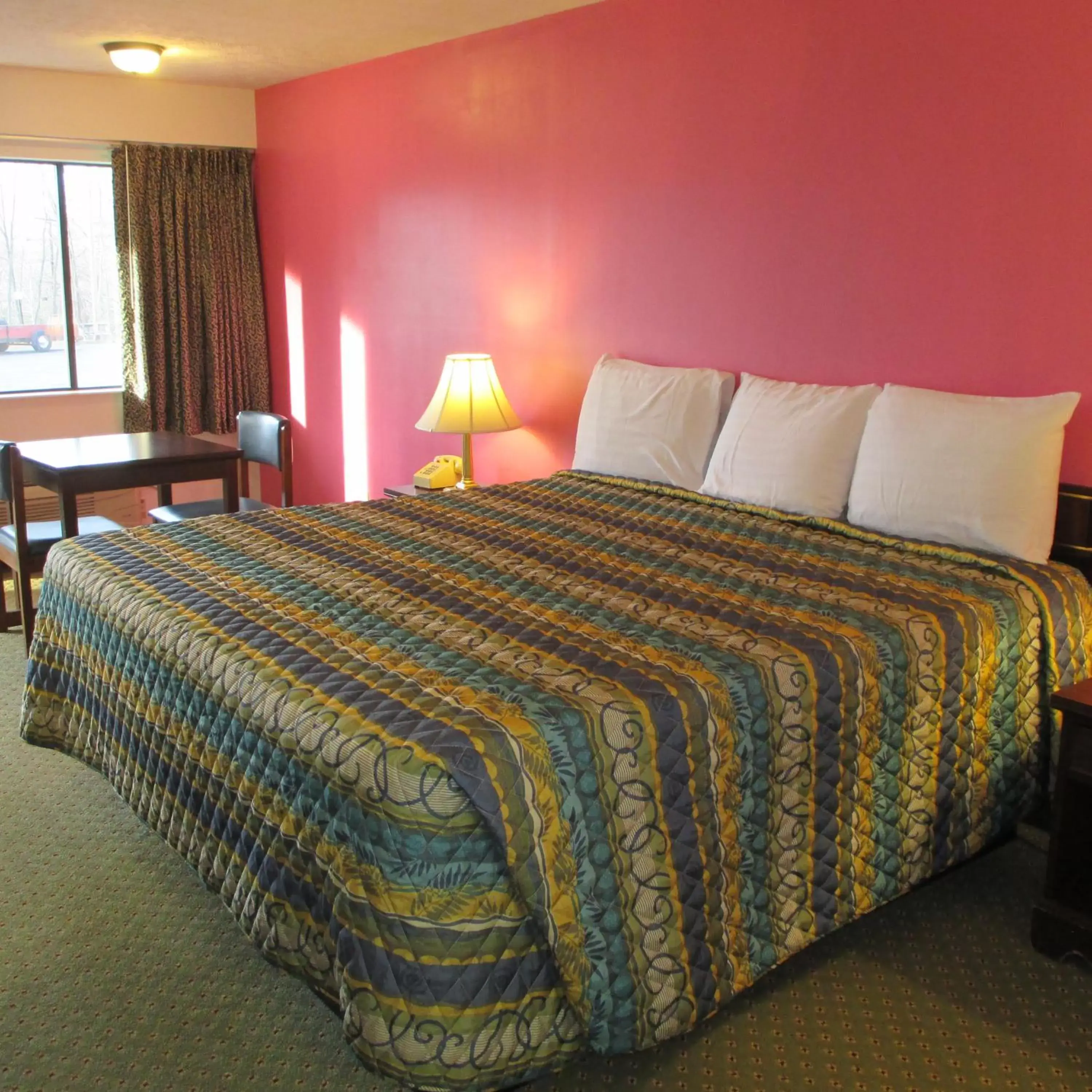Bed in Paragon Inn Hillsboro