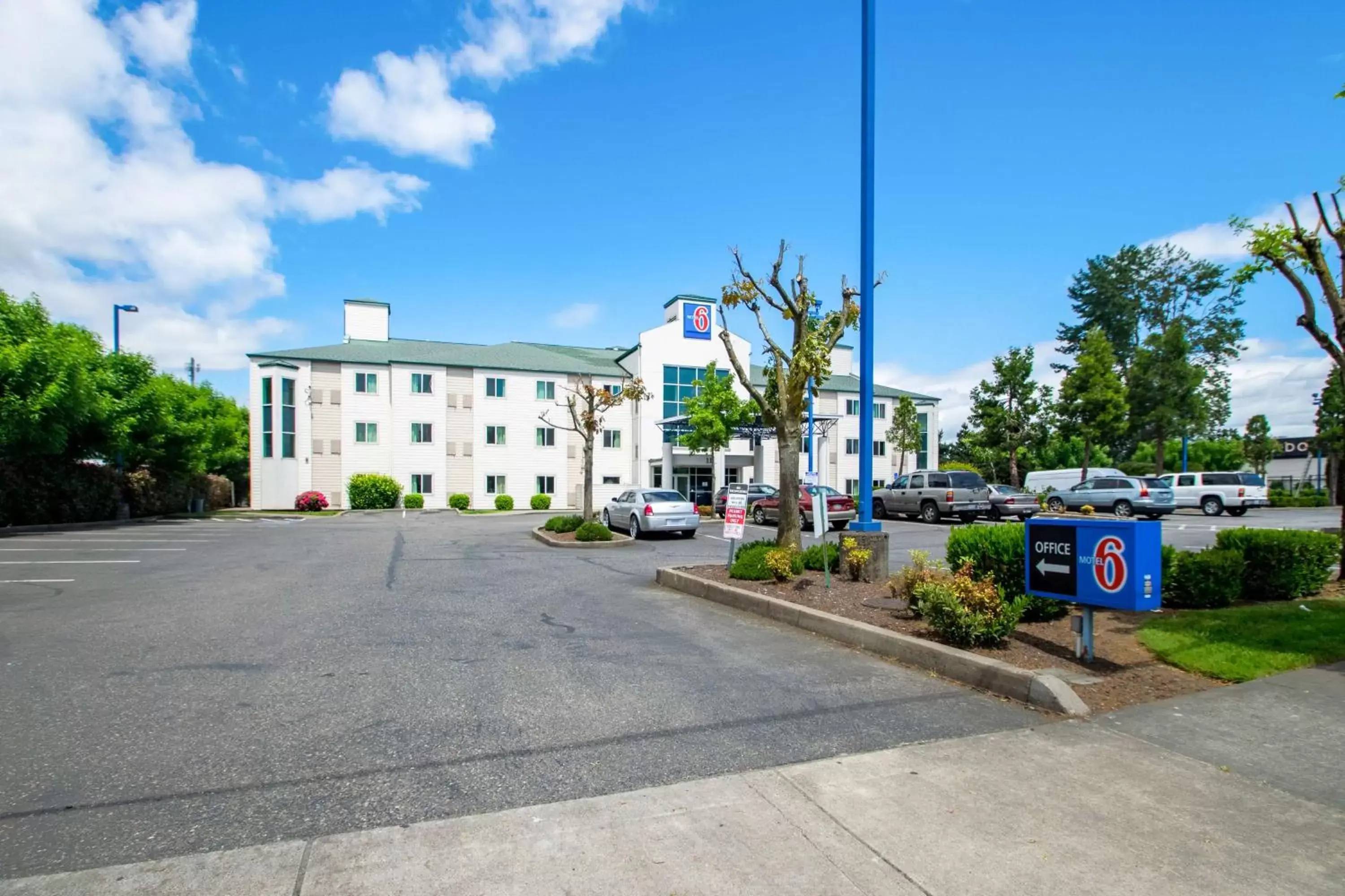 Property Building in Motel 6-Portland, OR - North