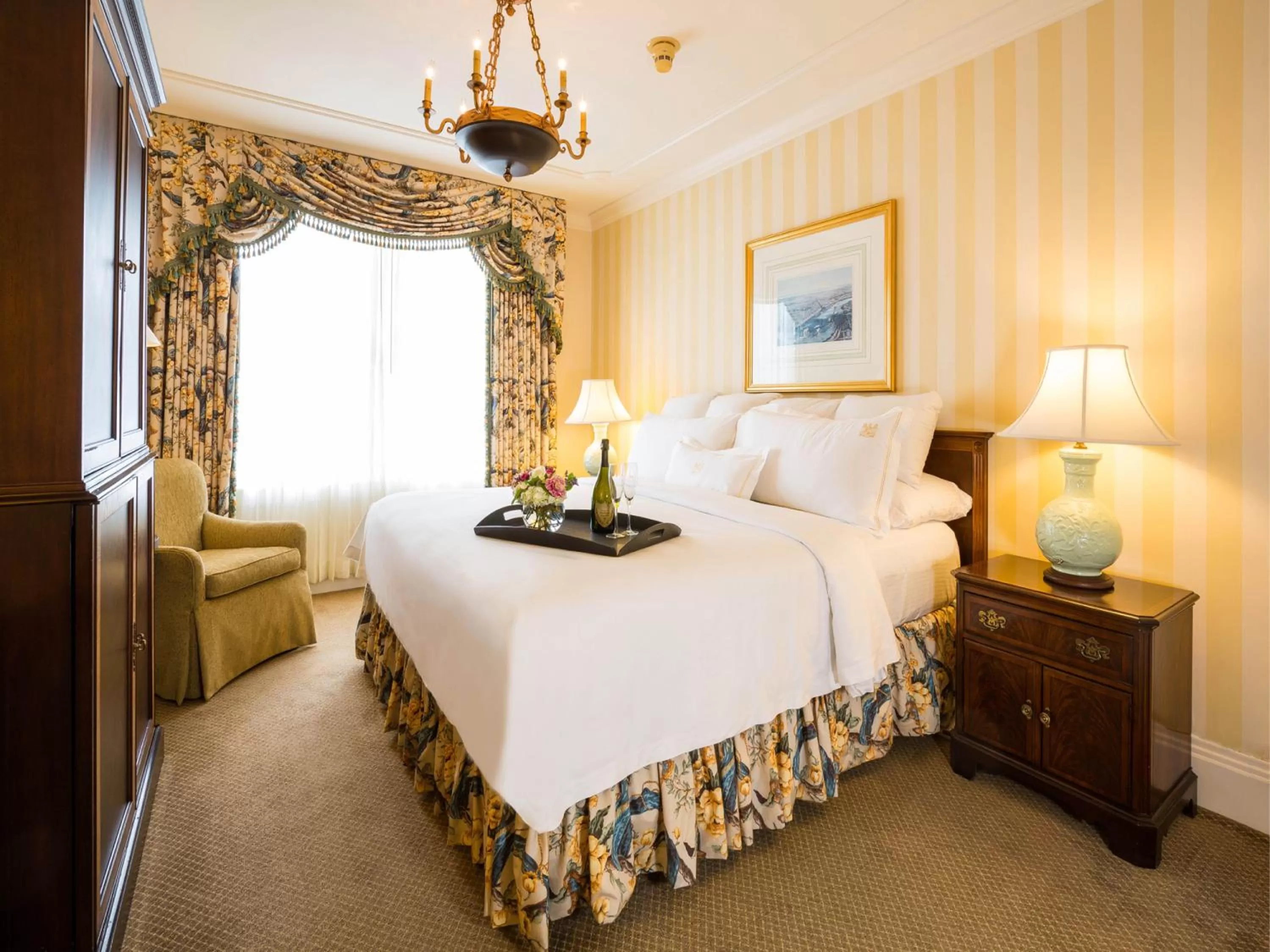 Photo of the whole room, Bed in Hotel Monteleone