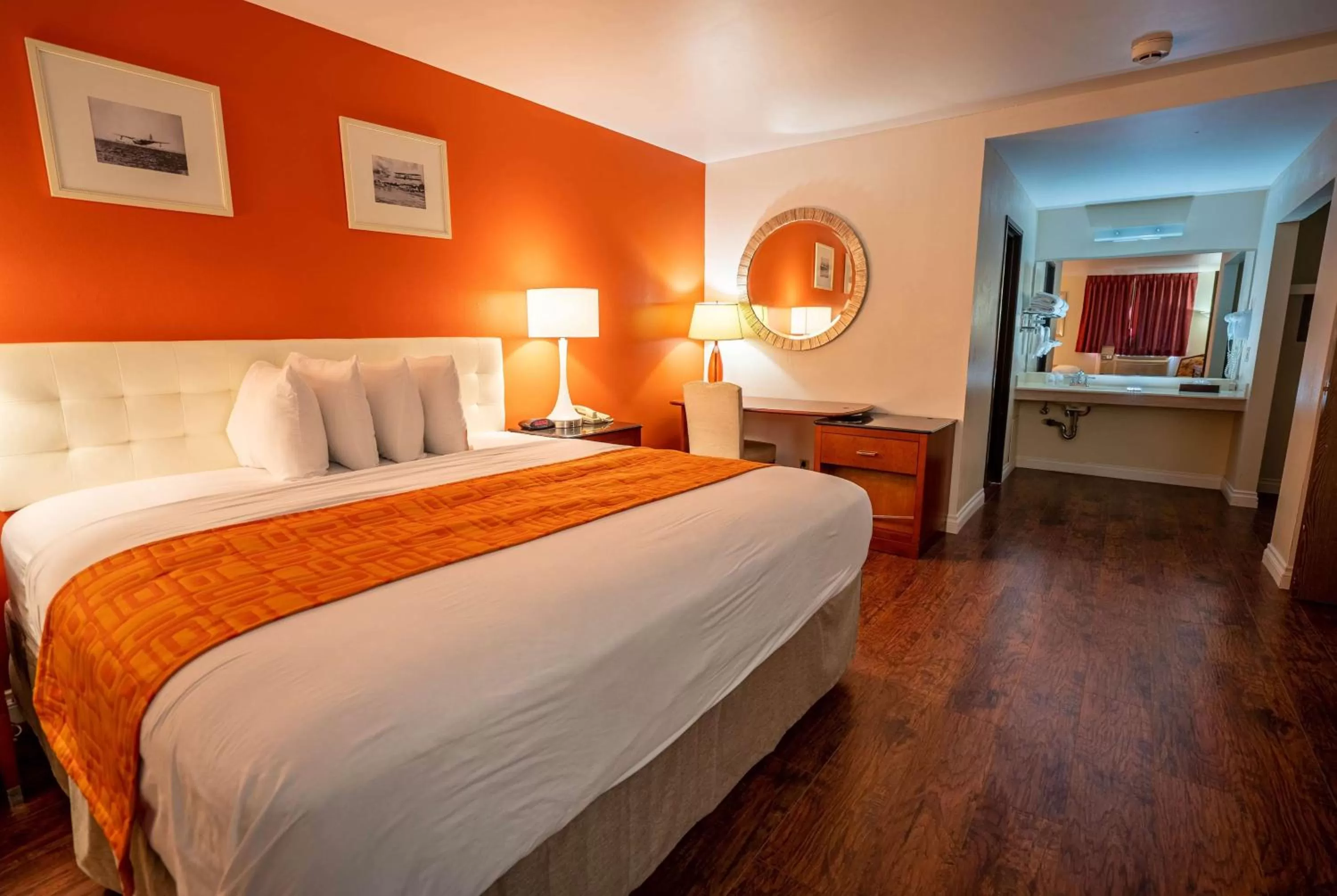 Photo of the whole room, Bed in Howard Johnson by Wyndham Buena Park