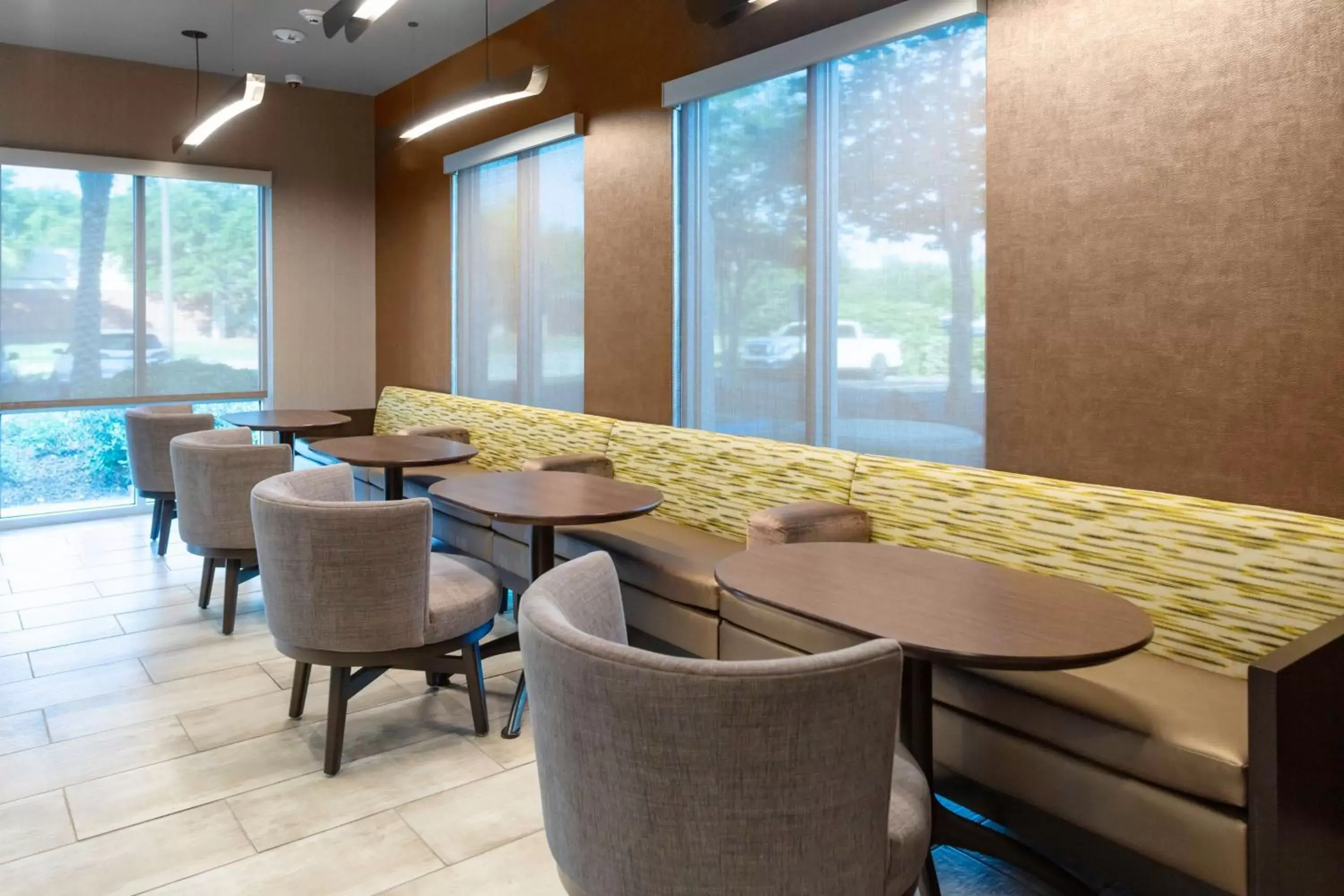 Breakfast, Lounge/Bar in SpringHill Suites by Marriott Baton Rouge South