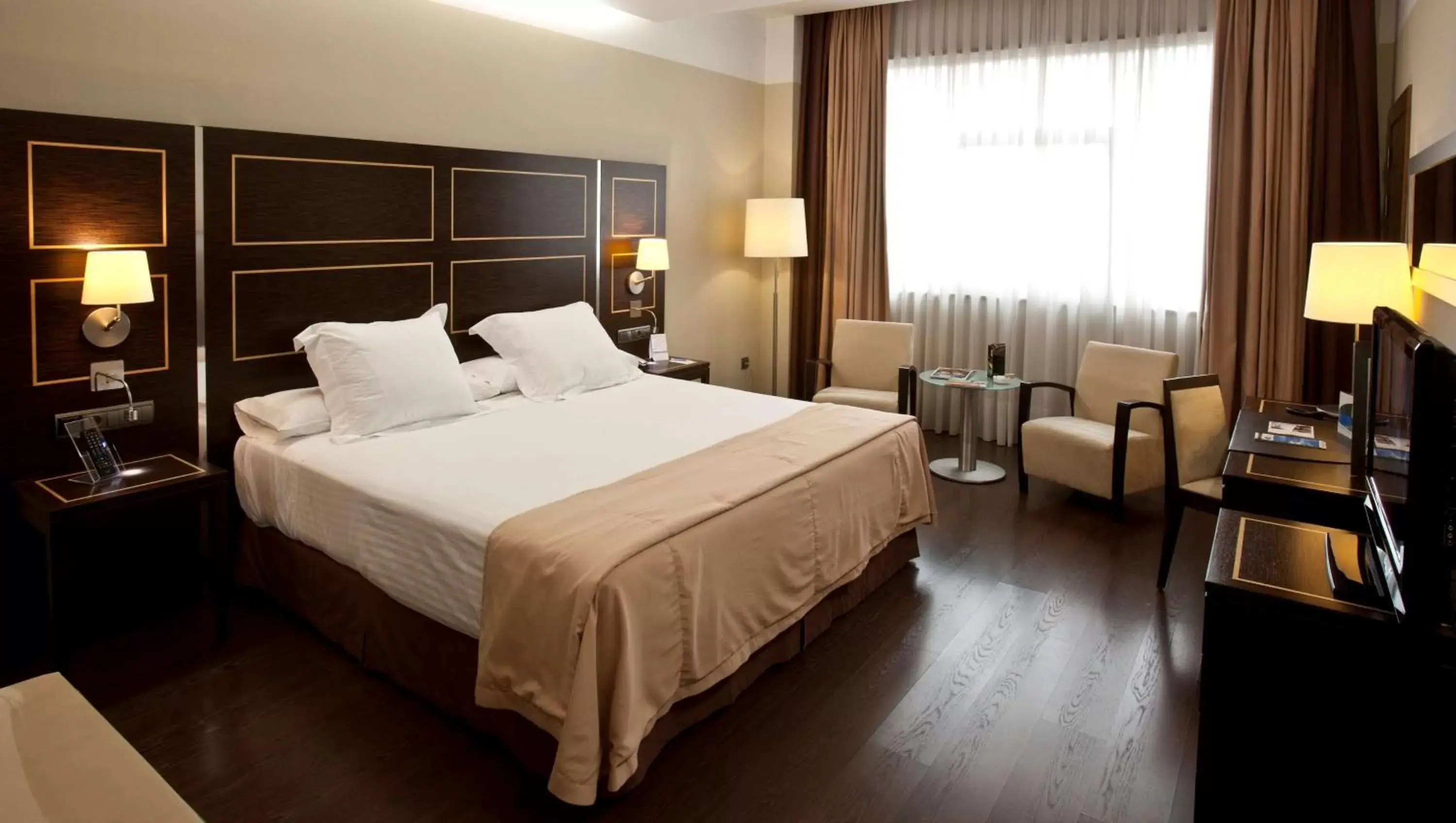 Bedroom, Bed in NH Gran Hotel Casino de Extremadura