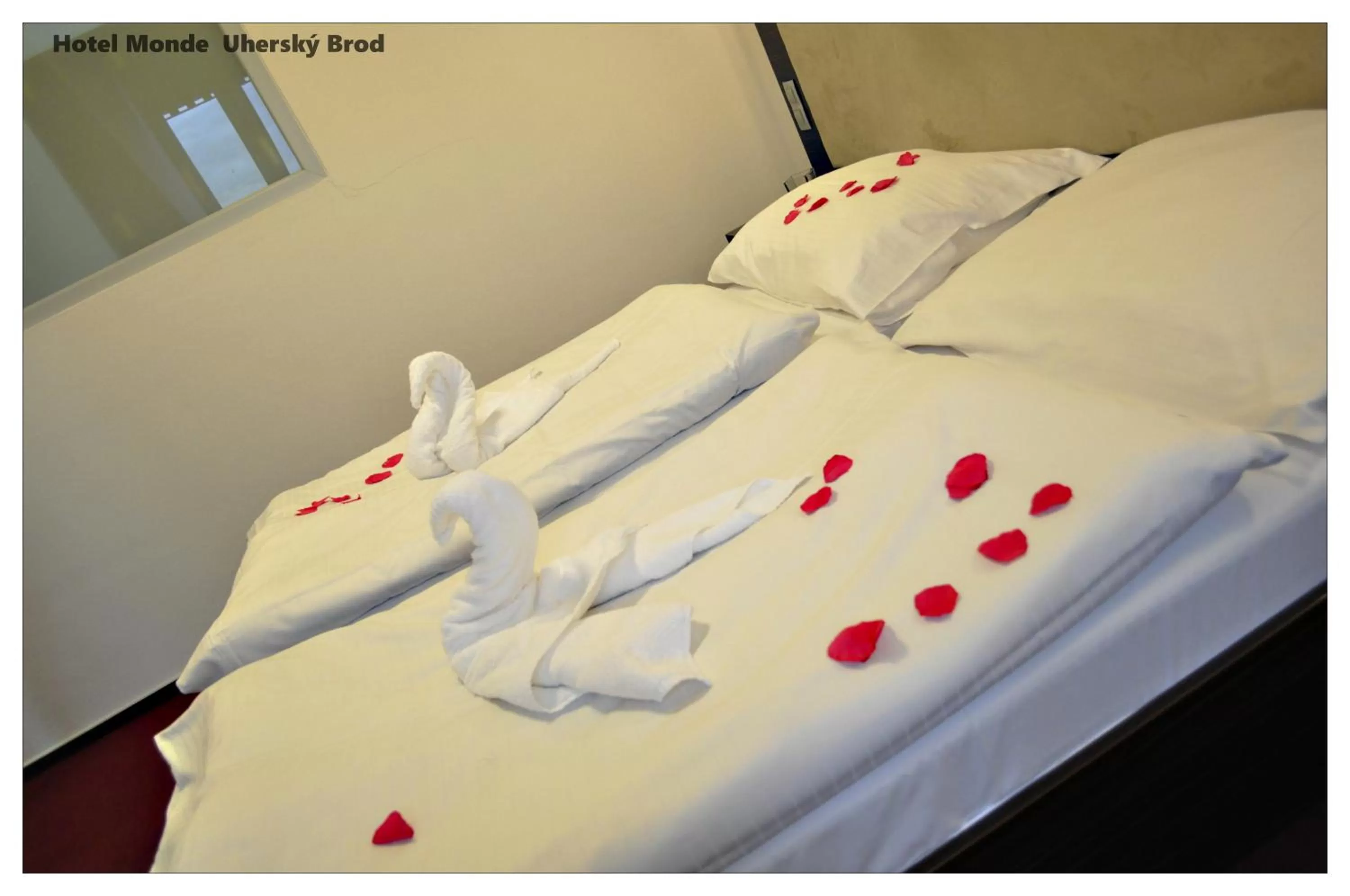 Bedroom, Bed in Hotel Monde