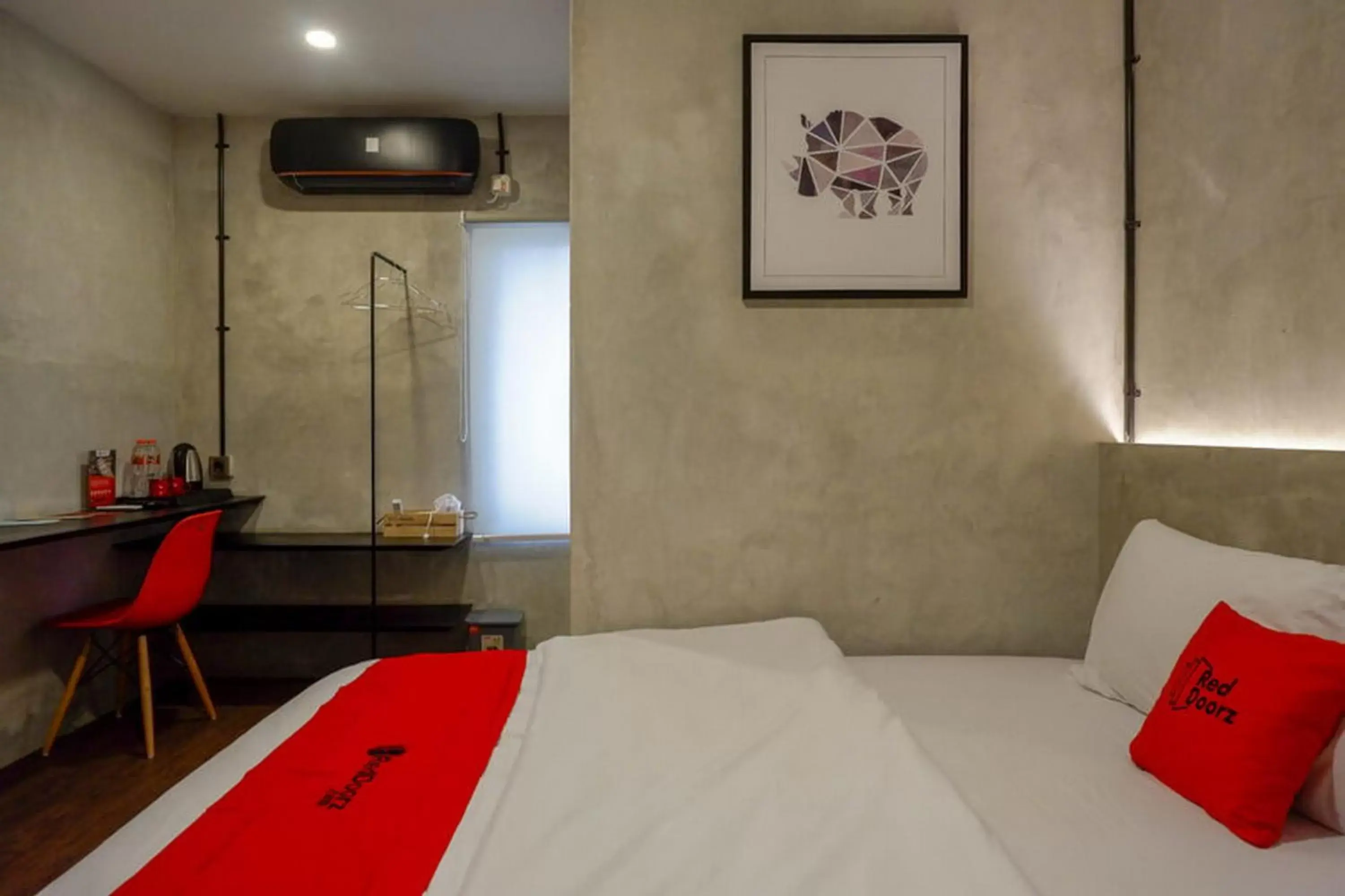 Bed in RedDoorz Plus near Kawasan Sam Poo Kong Semarang