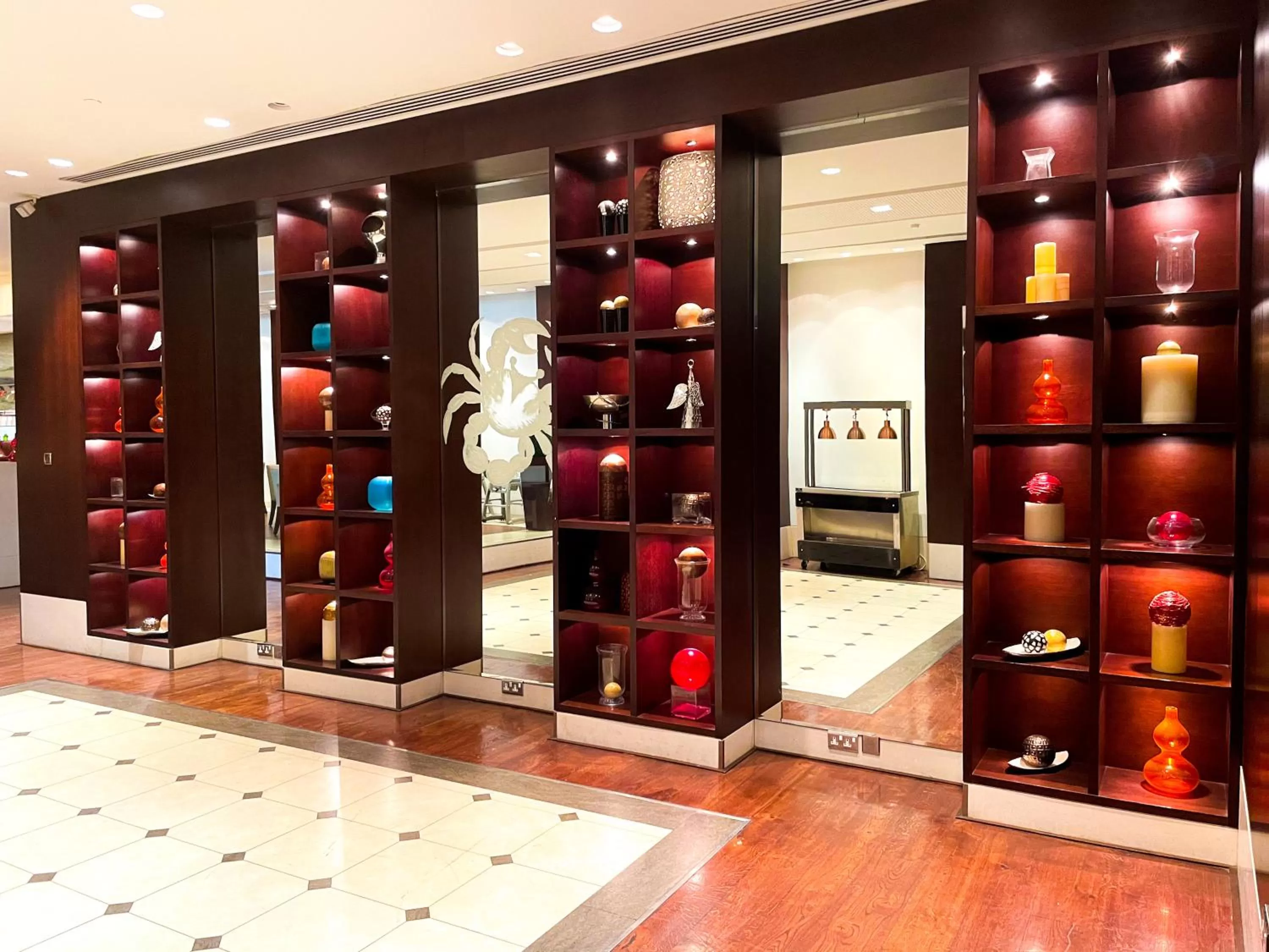 Decorative detail in Mövenpick Grand Al Bustan