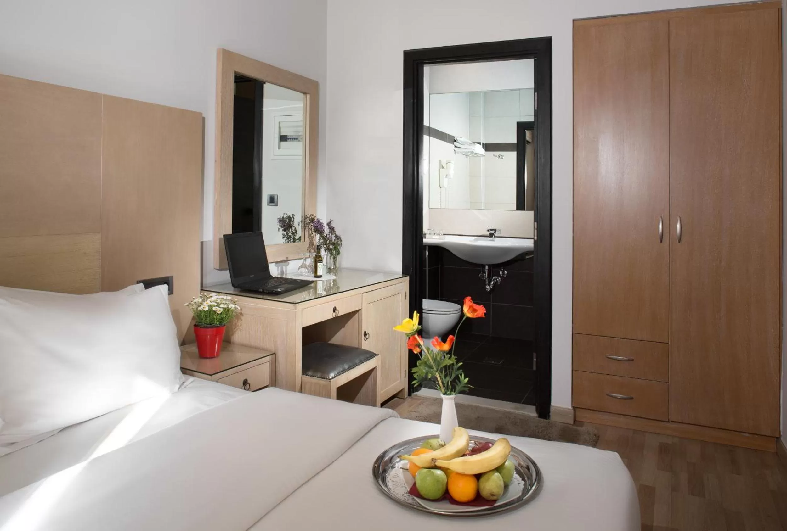 Food and drinks, Bed in Areos