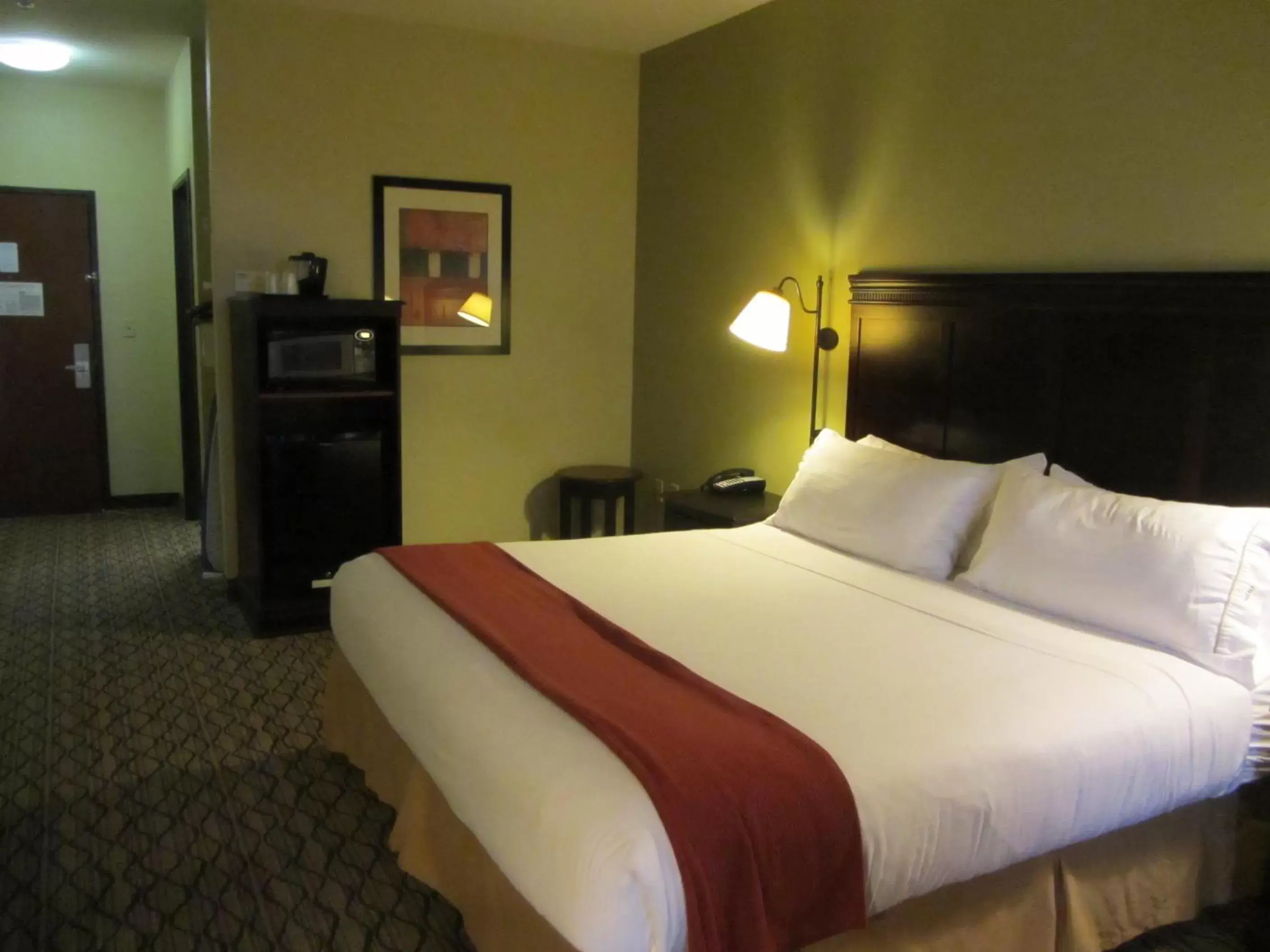 Bed in Holiday Inn Express Sweetwater by IHG Bed in Holiday Inn Express Sweetwater by IHG