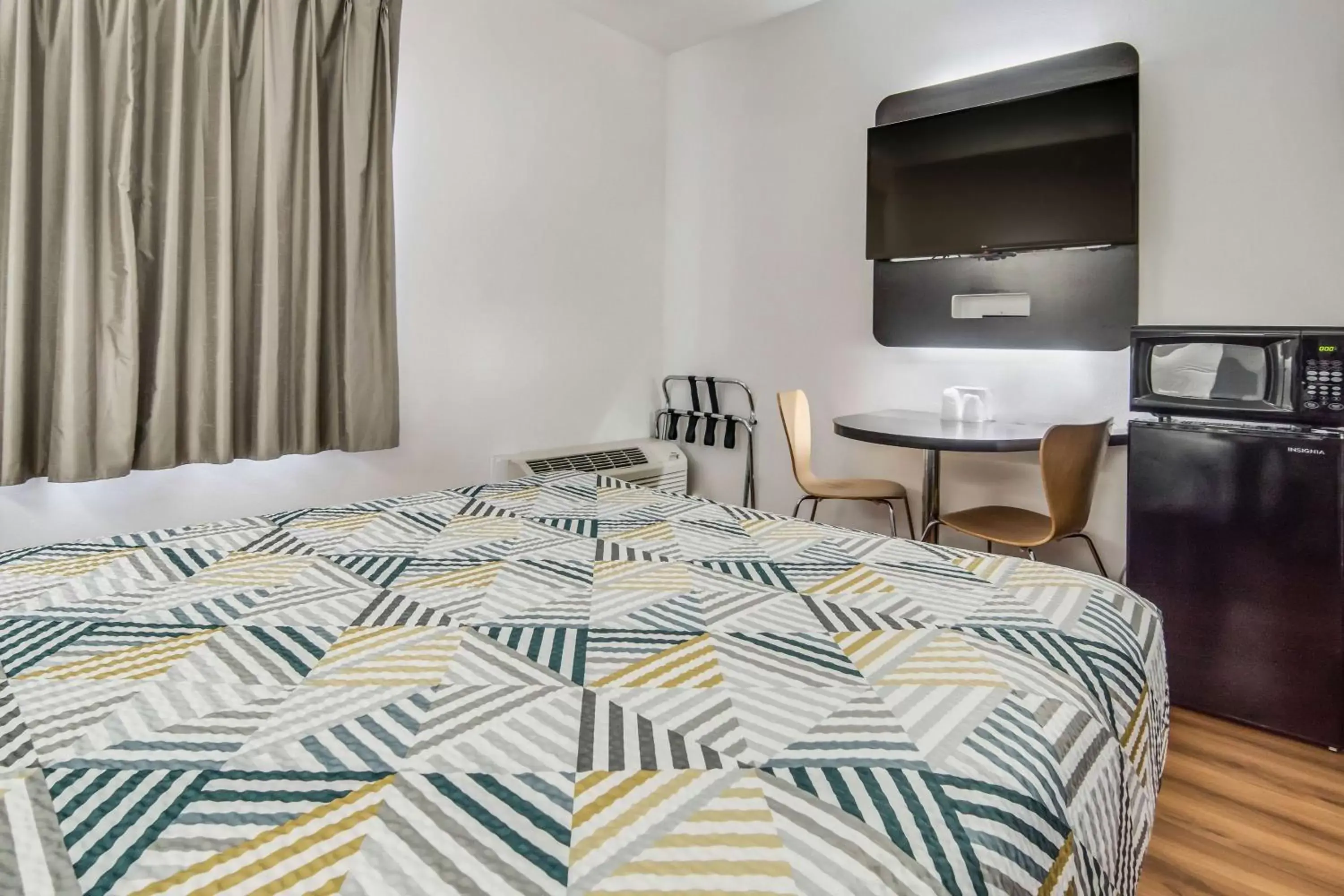 Bedroom, Bed in Motel 6-Cleburne, TX Bedroom, Bed in Motel 6-Cleburne, TX