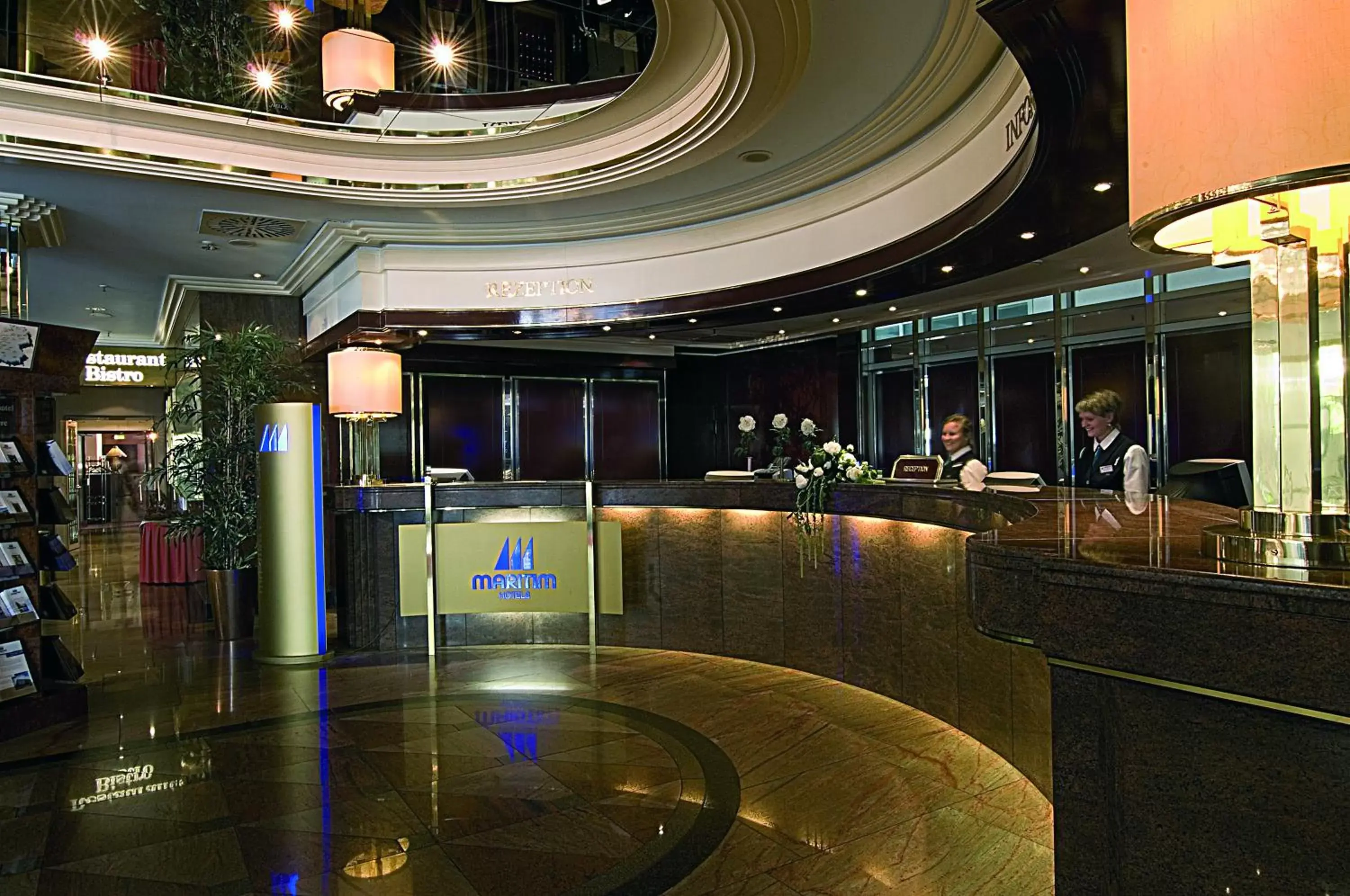 Lobby or reception in Maritim Hotel München