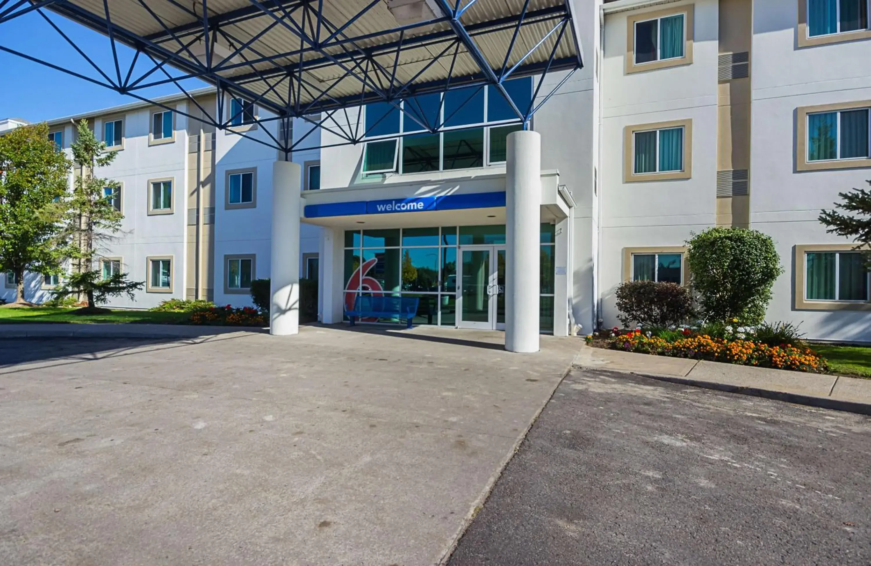 Property building, Patio/Outdoor Area in Motel 6-Whitby, ON - Toronto East