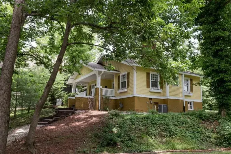 Guest Cottage 2 in Cedar Crest Inn Guest Cottage 2 in Cedar Crest Inn