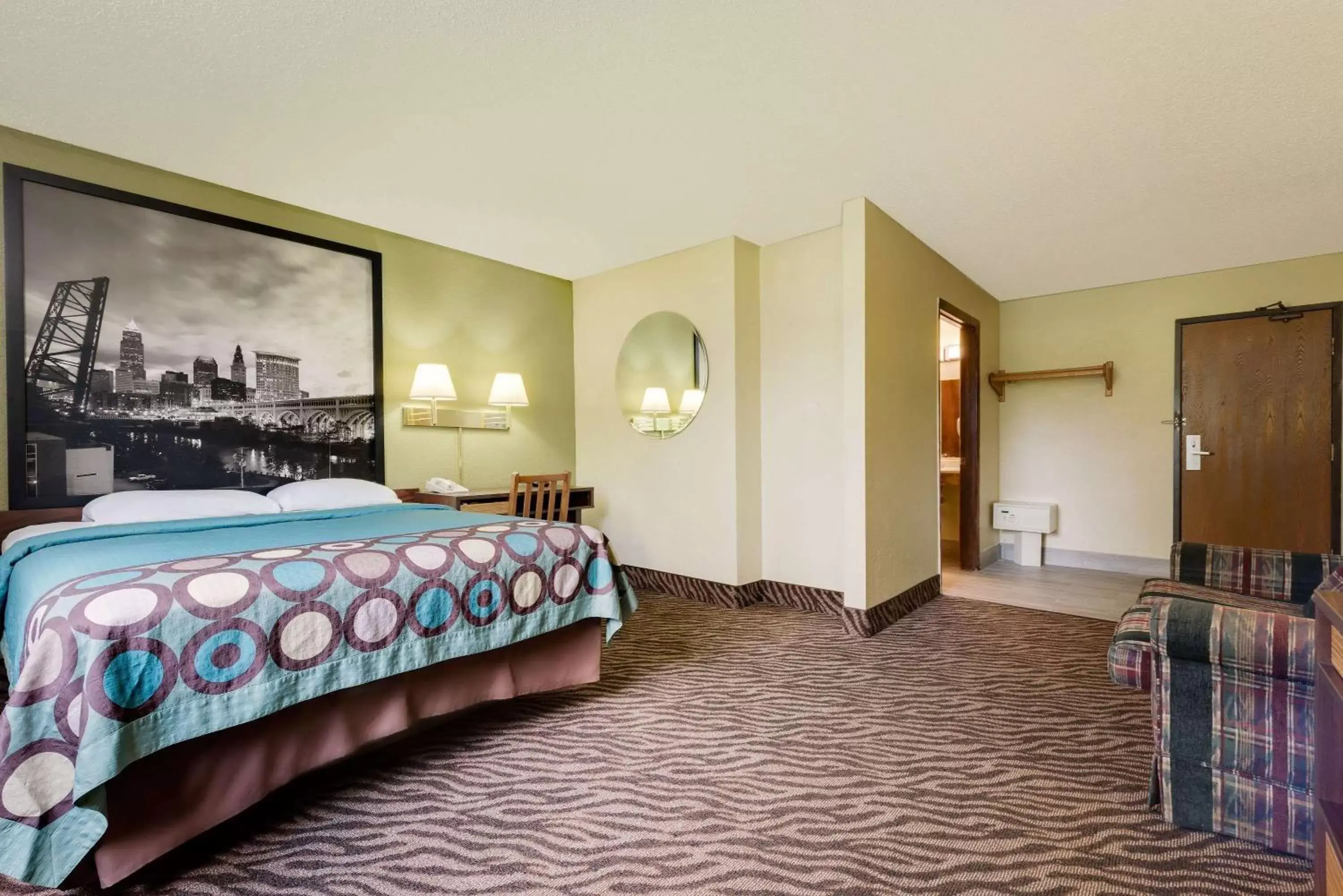 Photo of the whole room, Bed in Super 8 by Wyndham Mentor/Cleveland Area