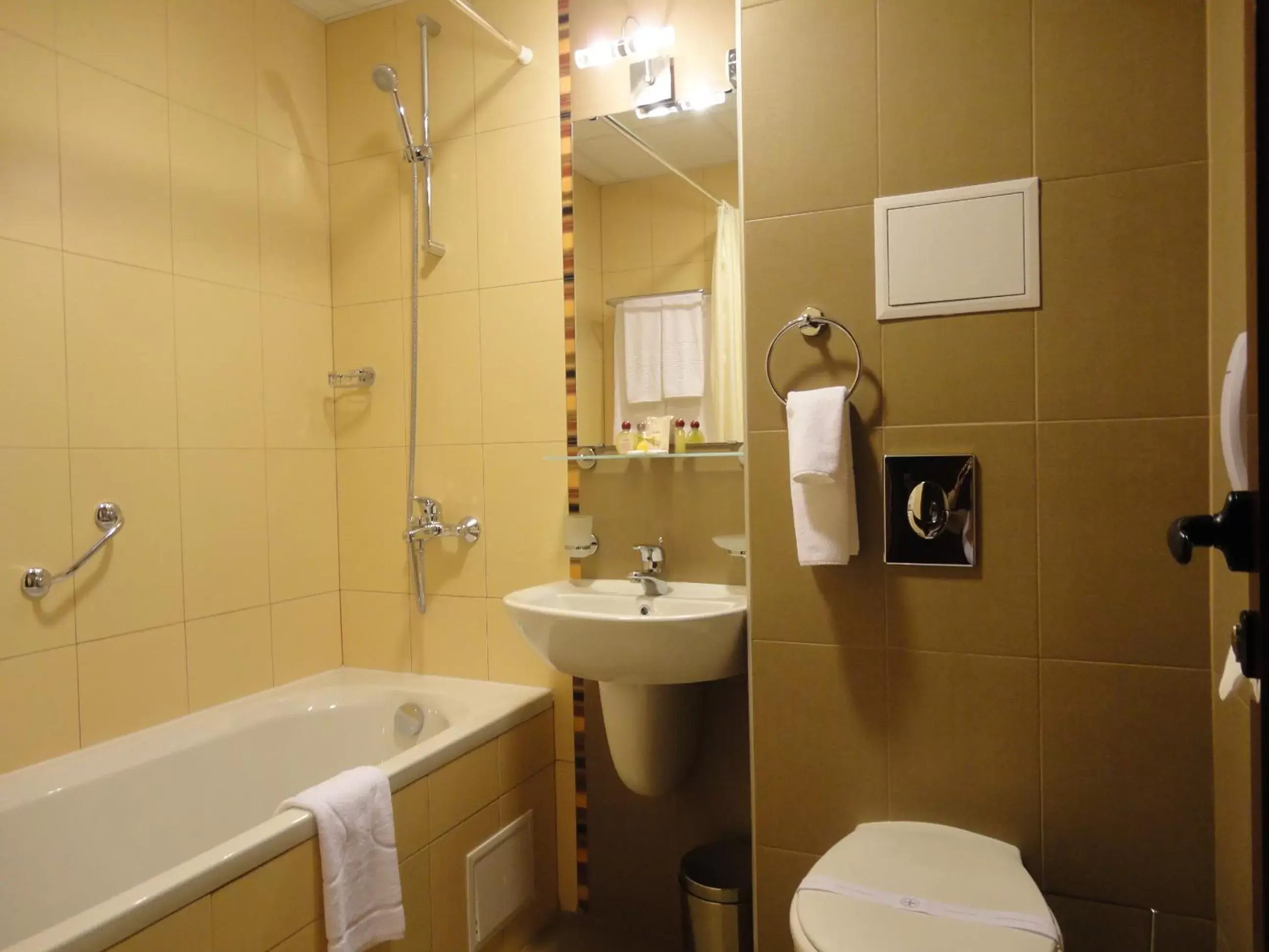 Bathroom in Favorit Hotel