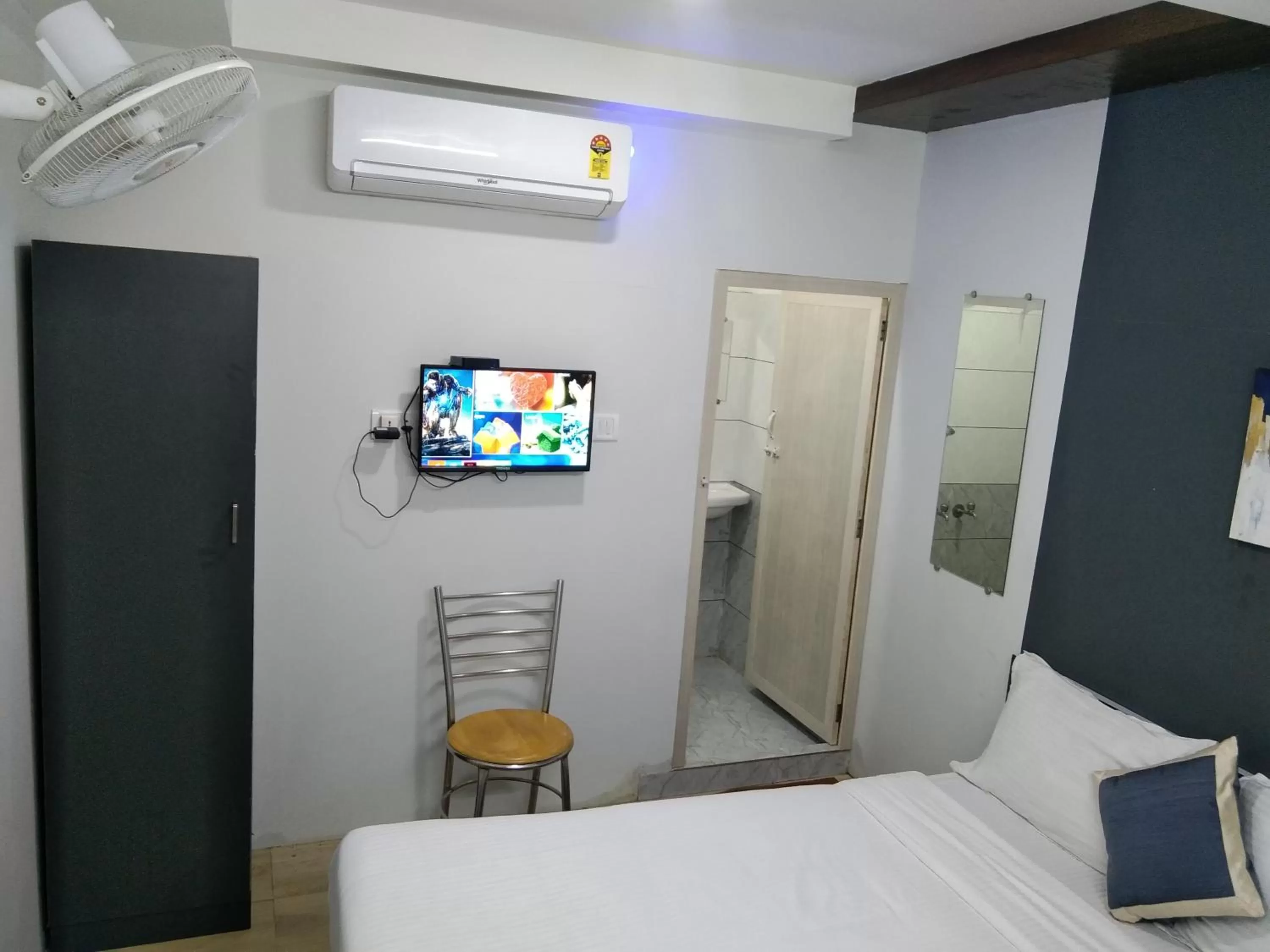 TV and multimedia, Bed in Silver Cloud Hotel Sholinganallur