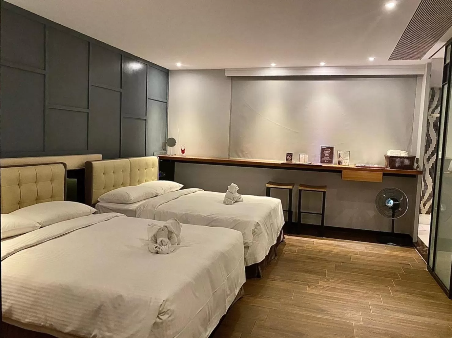 Photo of the whole room, Bed in 3 Door Hotel