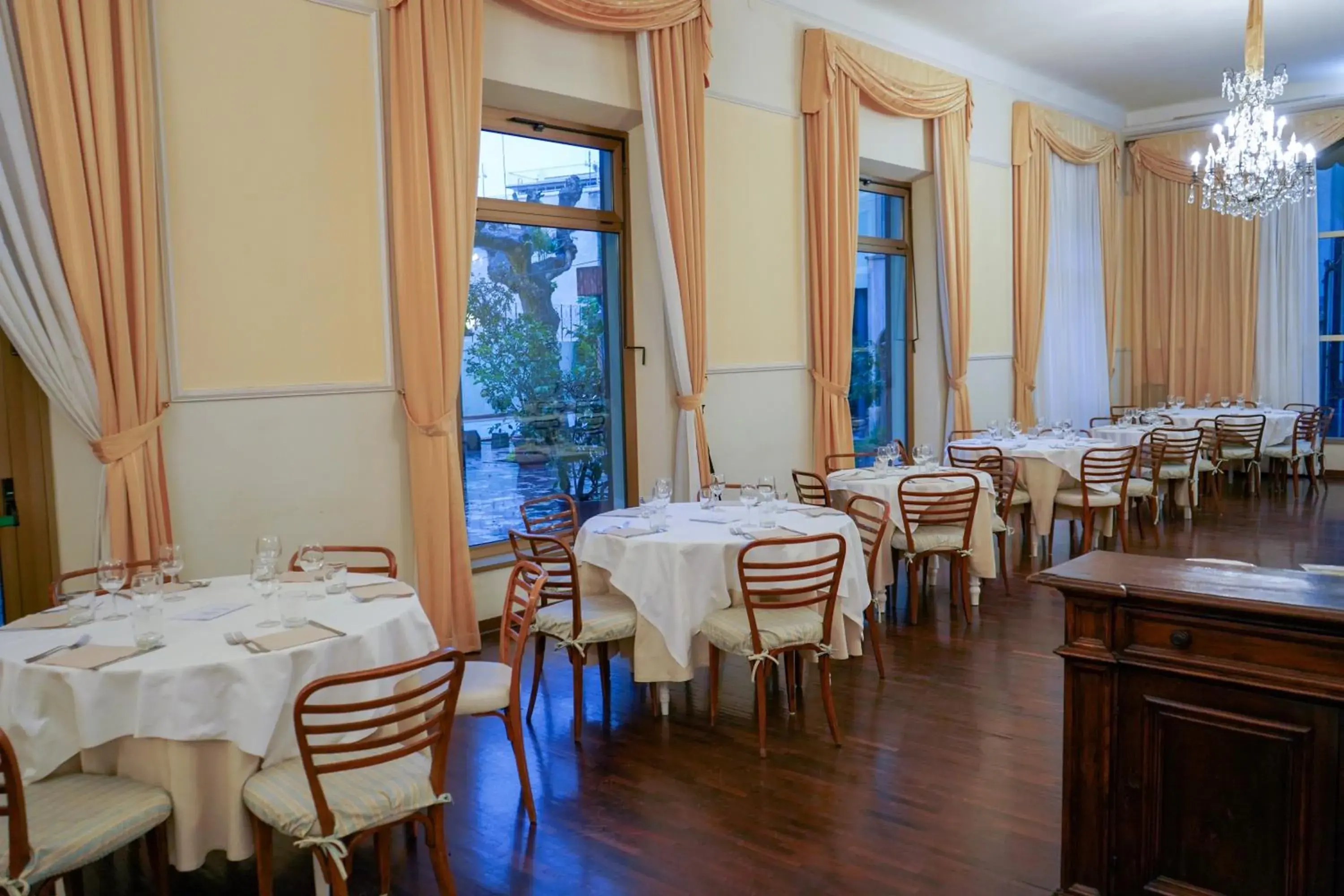 Restaurant/Places to Eat in Hotel Cappelli