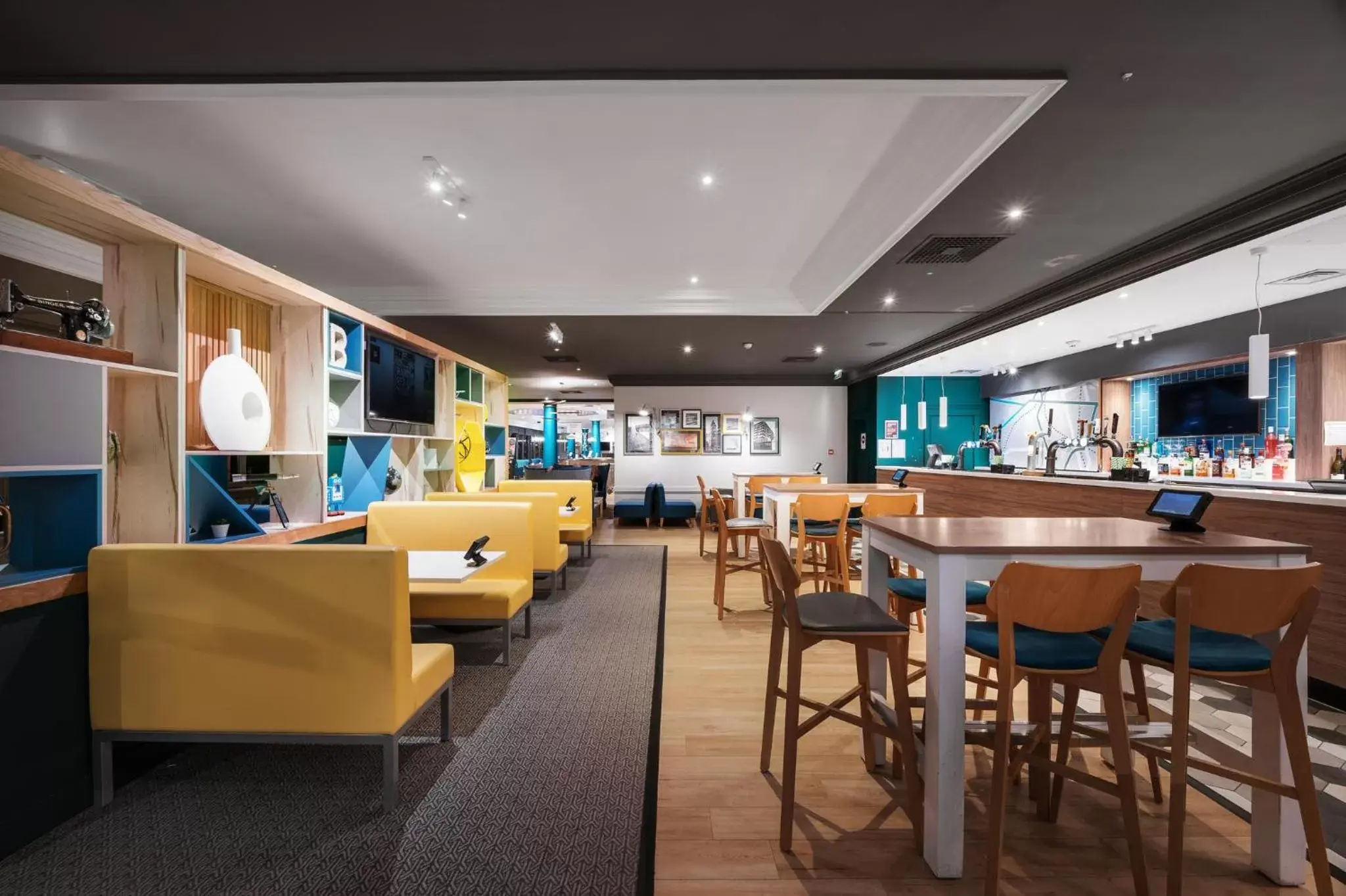 Lounge or bar, Restaurant/Places to Eat in Holiday Inn Leeds Brighouse, an IHG Hotel