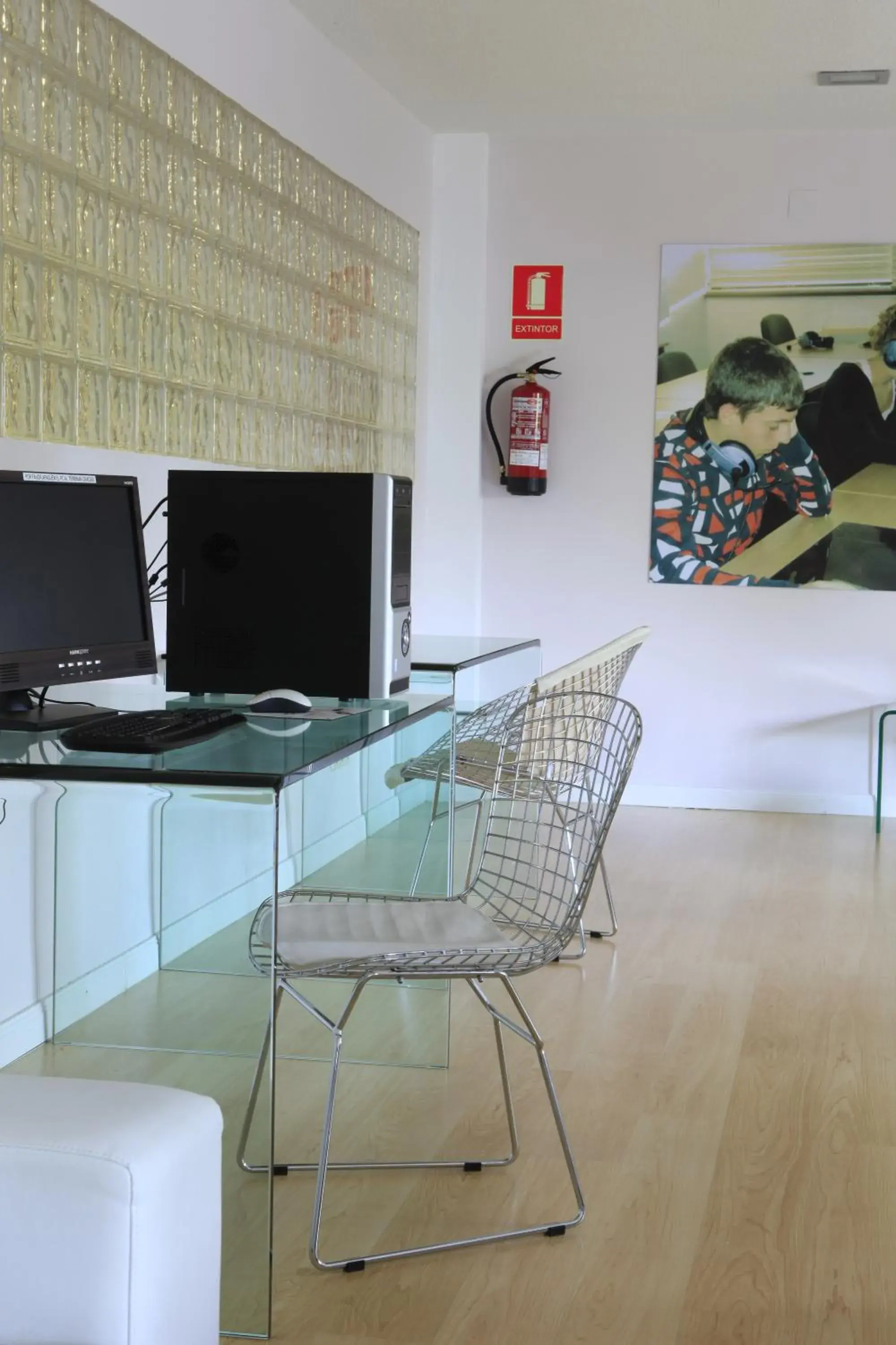 Communal lounge/ TV room, TV/Entertainment Center in Hotel Escuela Madrid